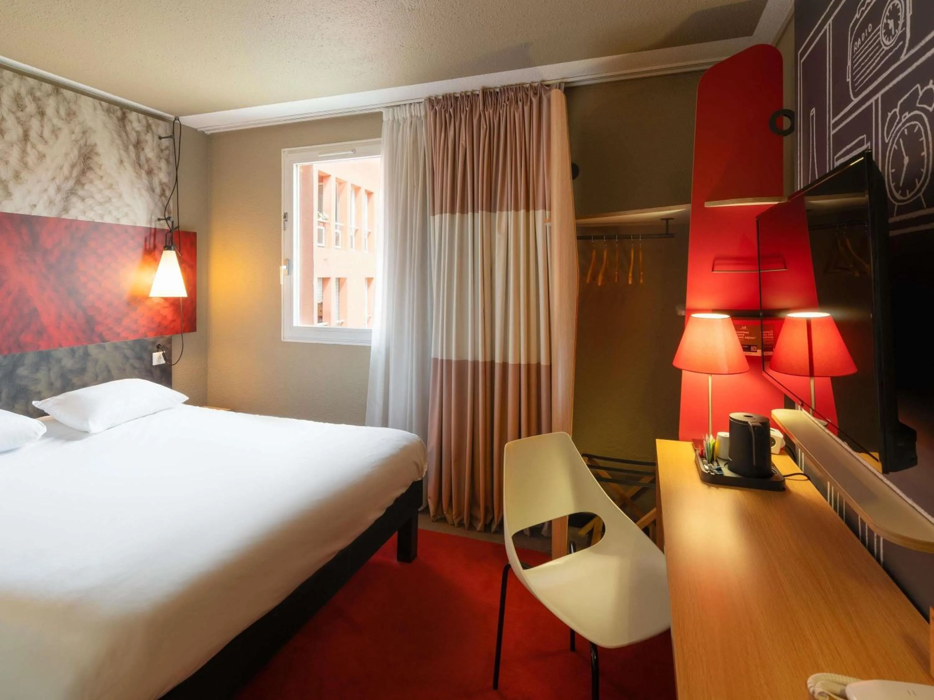 Bedroom, Bed in ibis Epernay Centre Ville