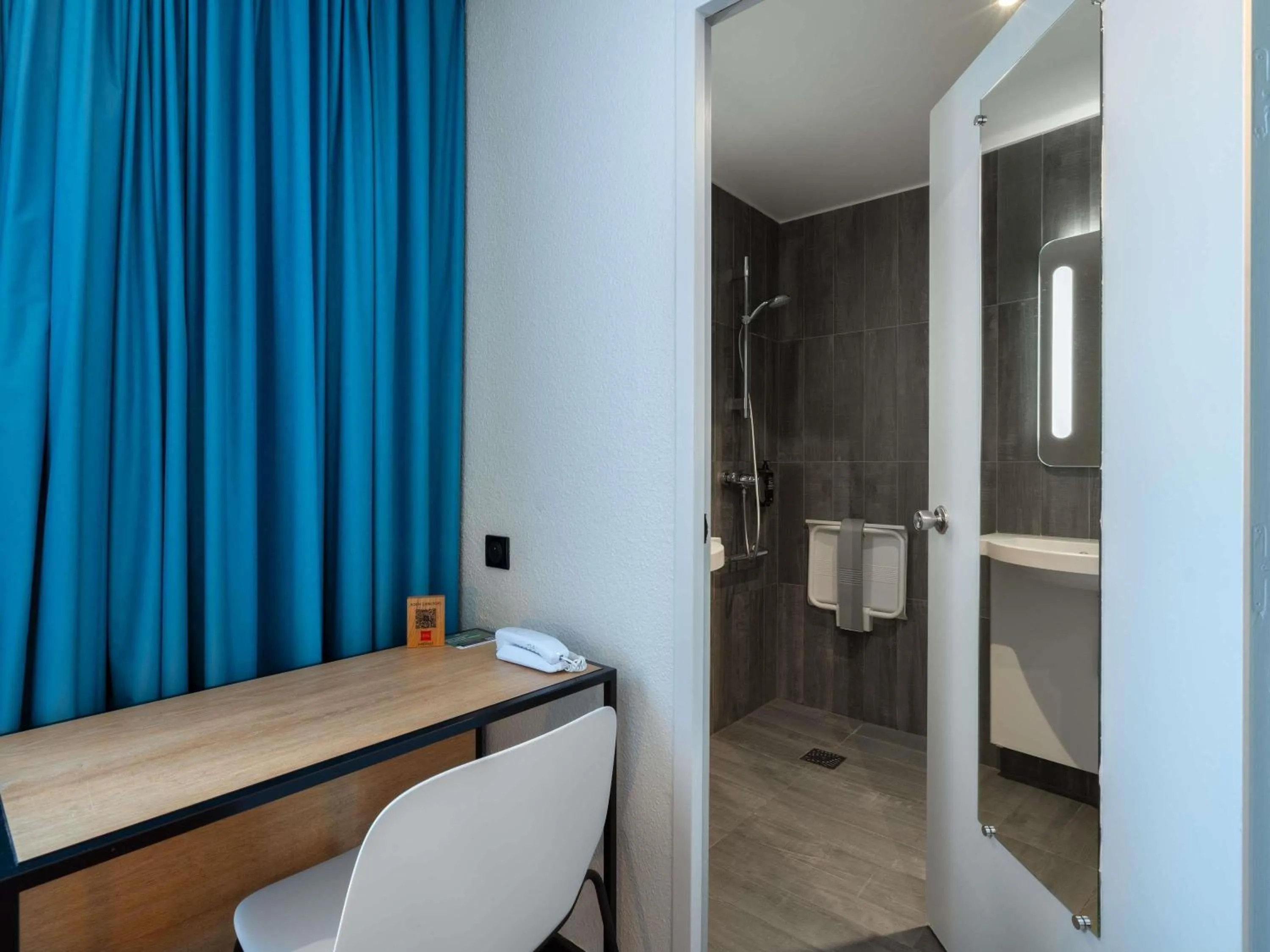 Bedroom in ibis Epernay Centre Ville