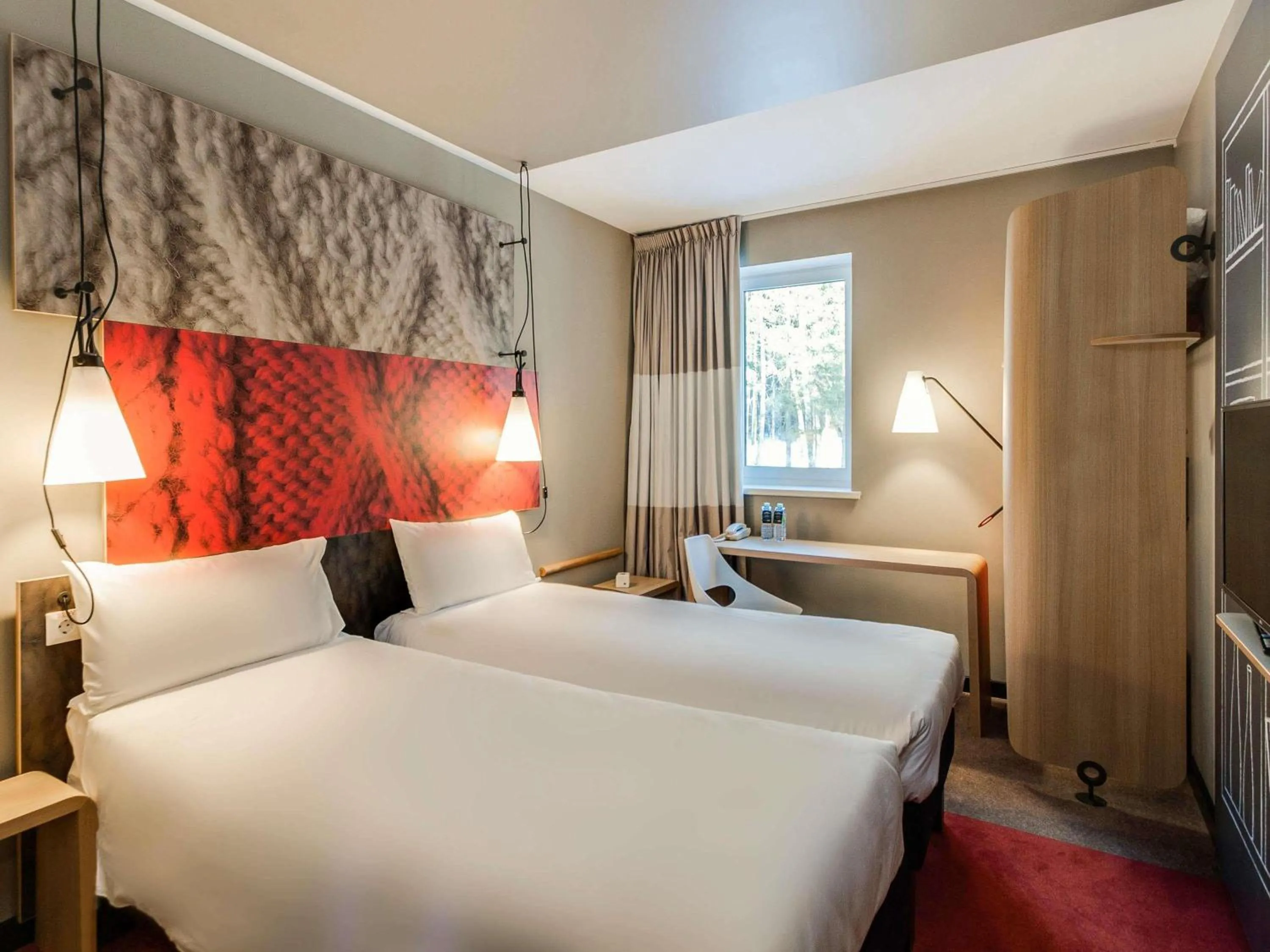 Bedroom, Bed in ibis Epernay Centre Ville