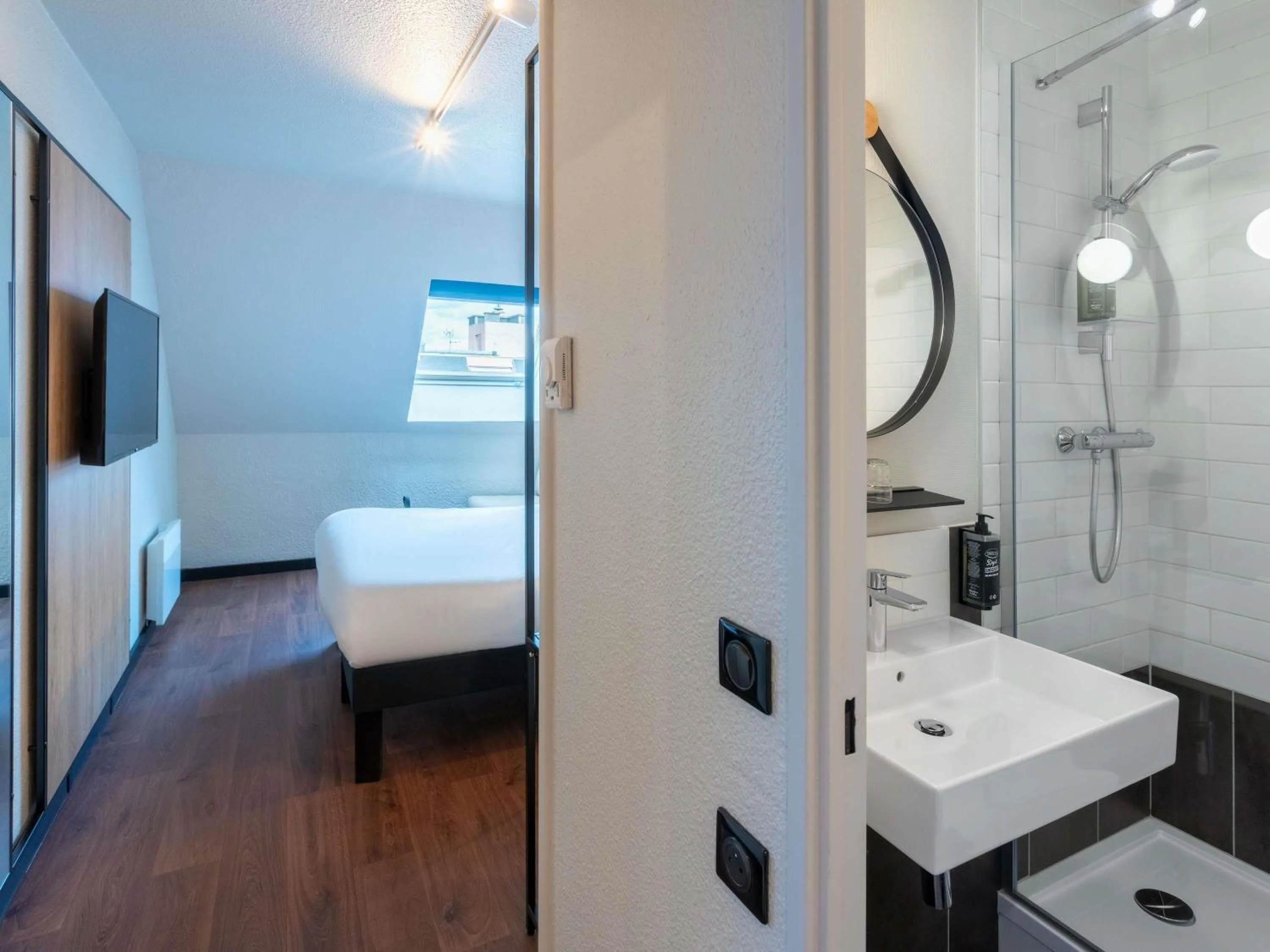 Bedroom in ibis Epernay Centre Ville