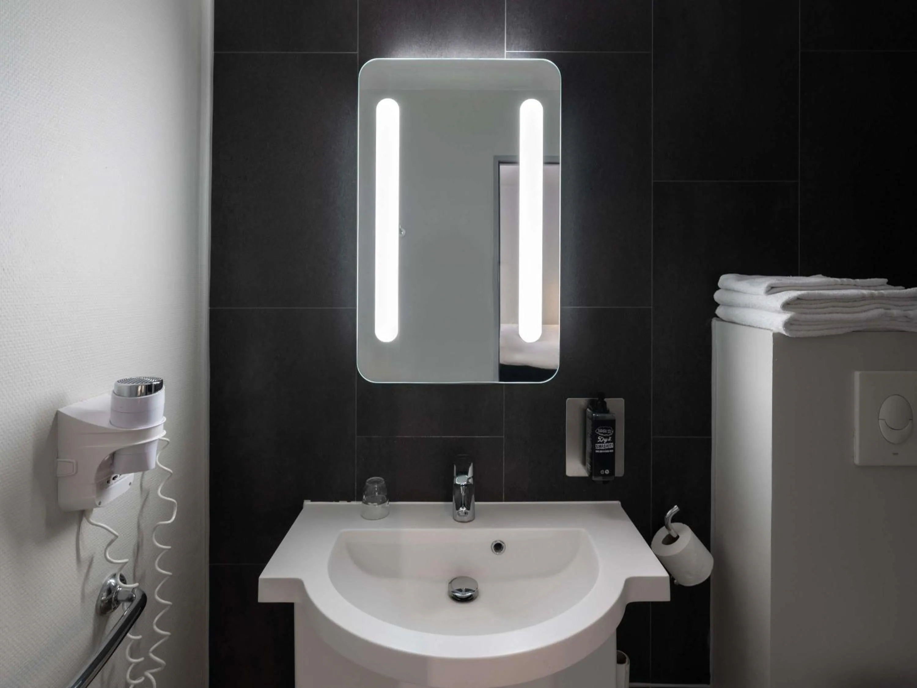 Bedroom in ibis Epernay Centre Ville