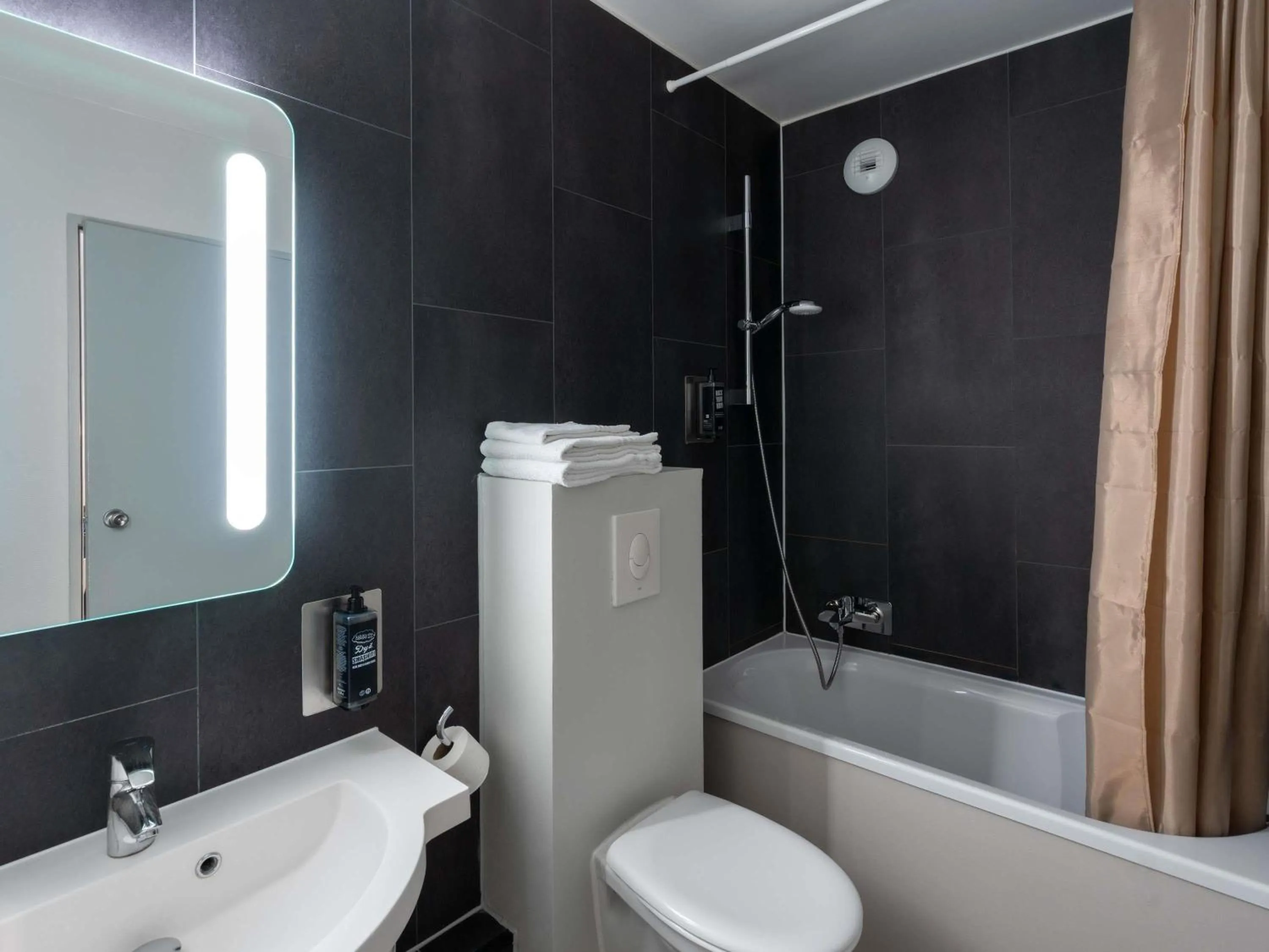 Bedroom in ibis Epernay Centre Ville