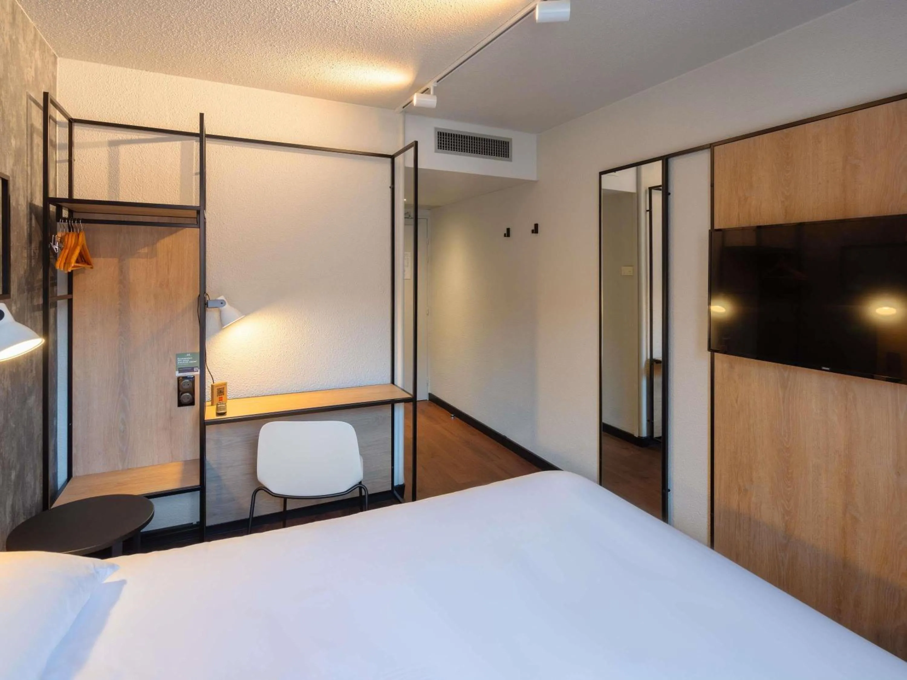 Bedroom, Bed in ibis Epernay Centre Ville