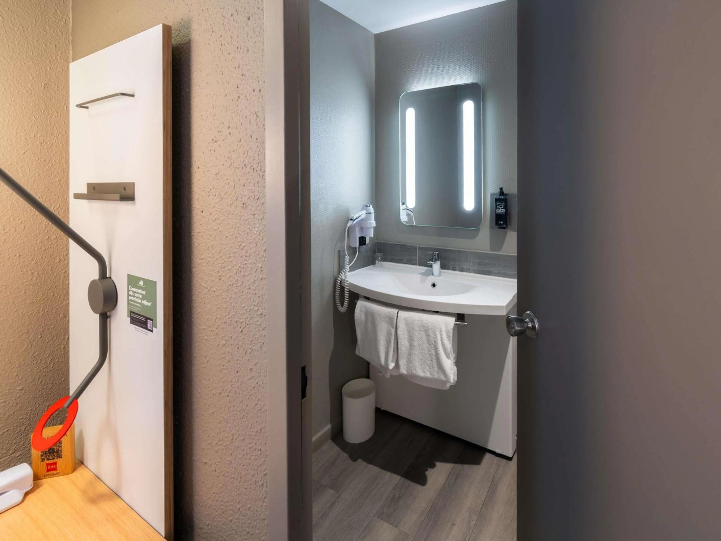 Bedroom in ibis Epernay Centre Ville