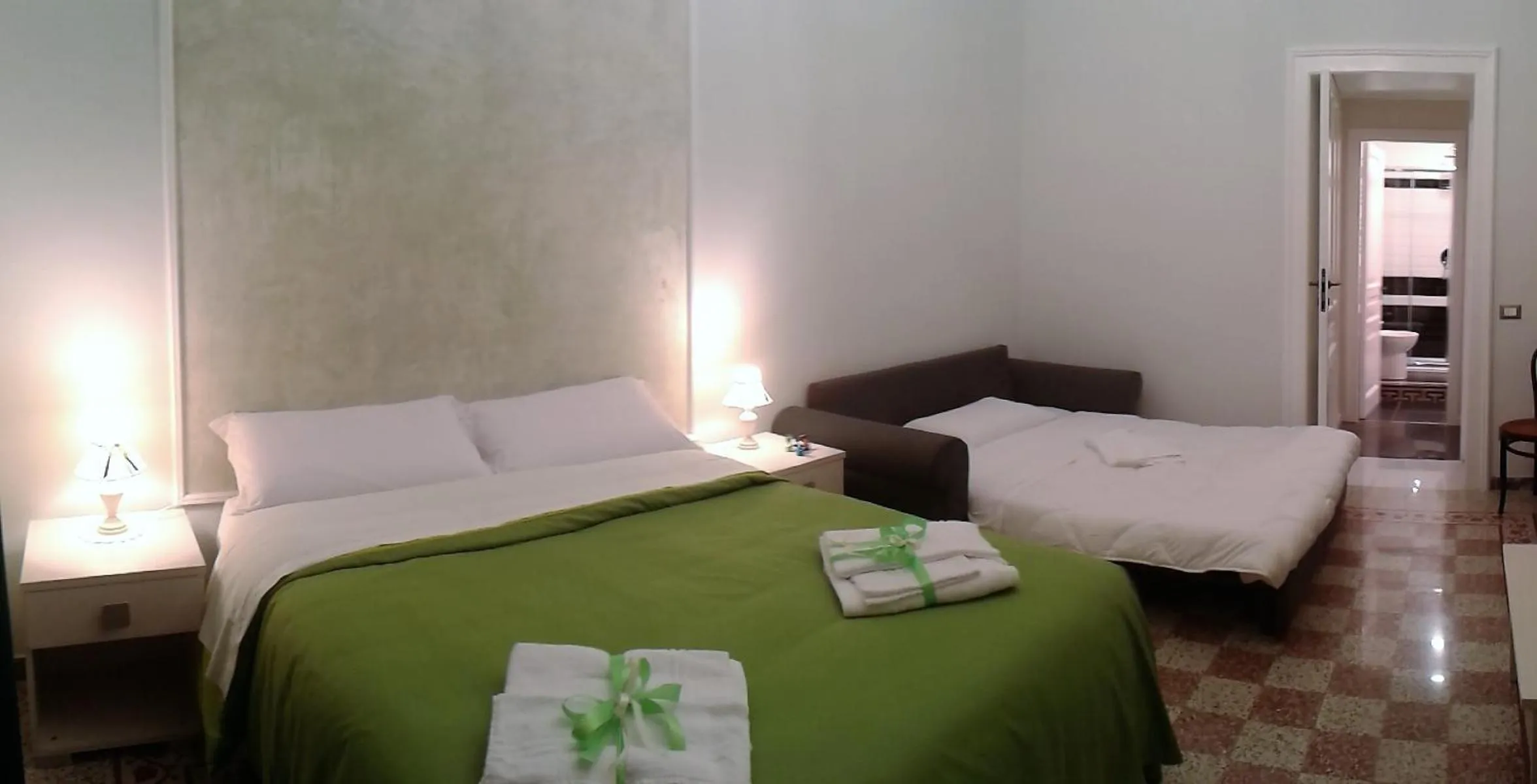 Photo of the whole room, Bed in Primo Posto