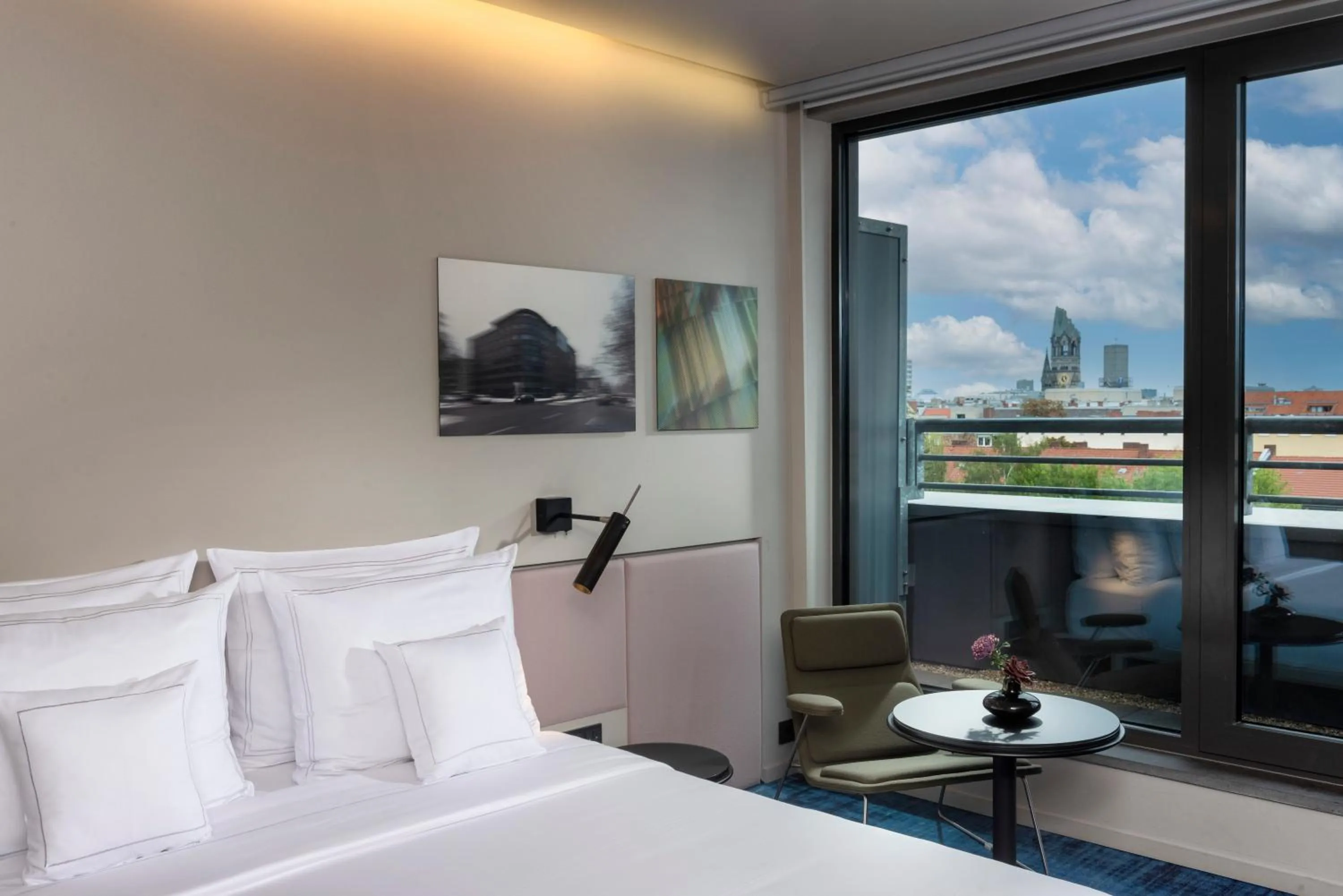 View (from property/room), Bed in SANA Berlin Hotel