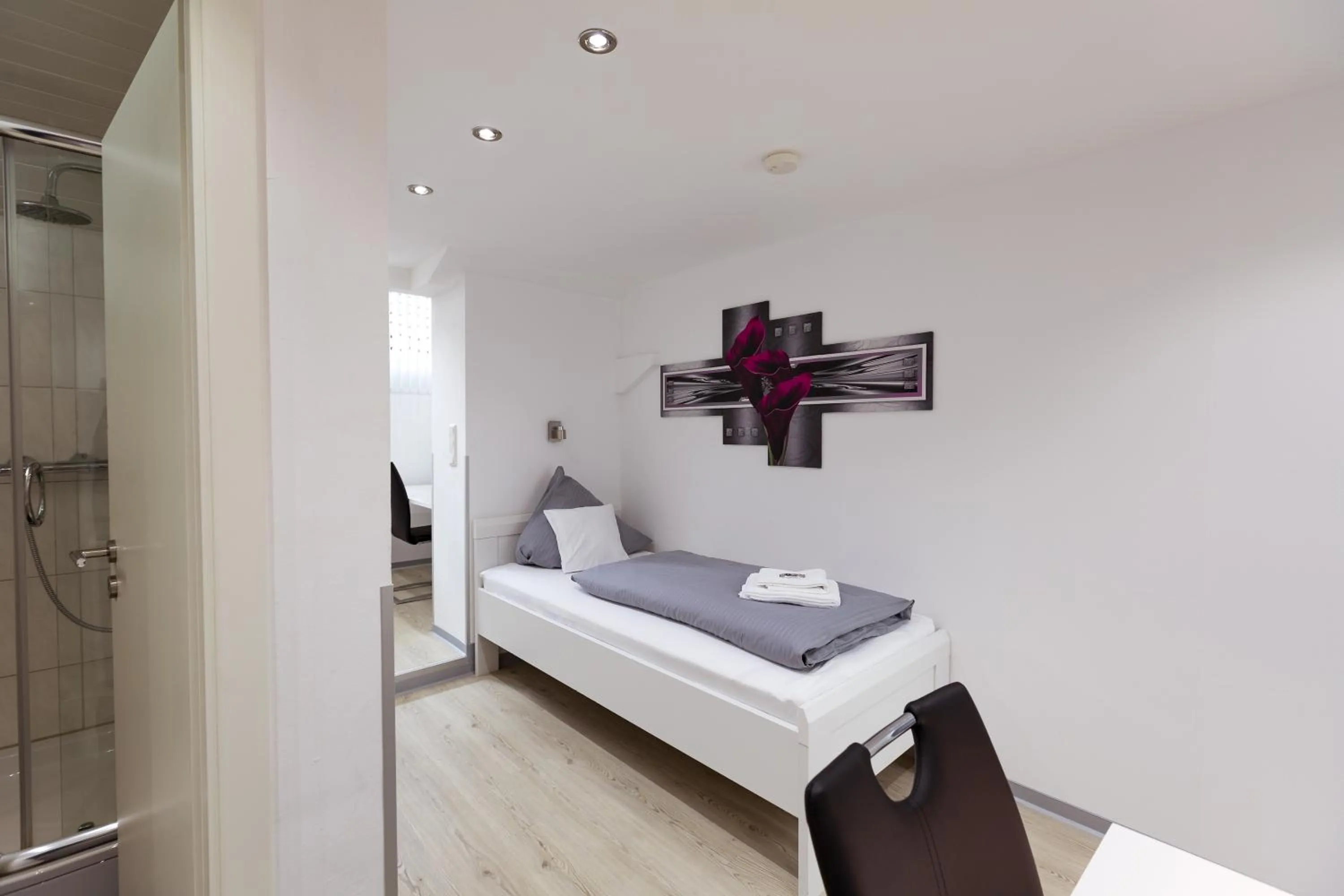 Photo of the whole room, Bed in Hotel Rühen, 24 Stunden Check in, Küche, kostenfreie Parkplätze