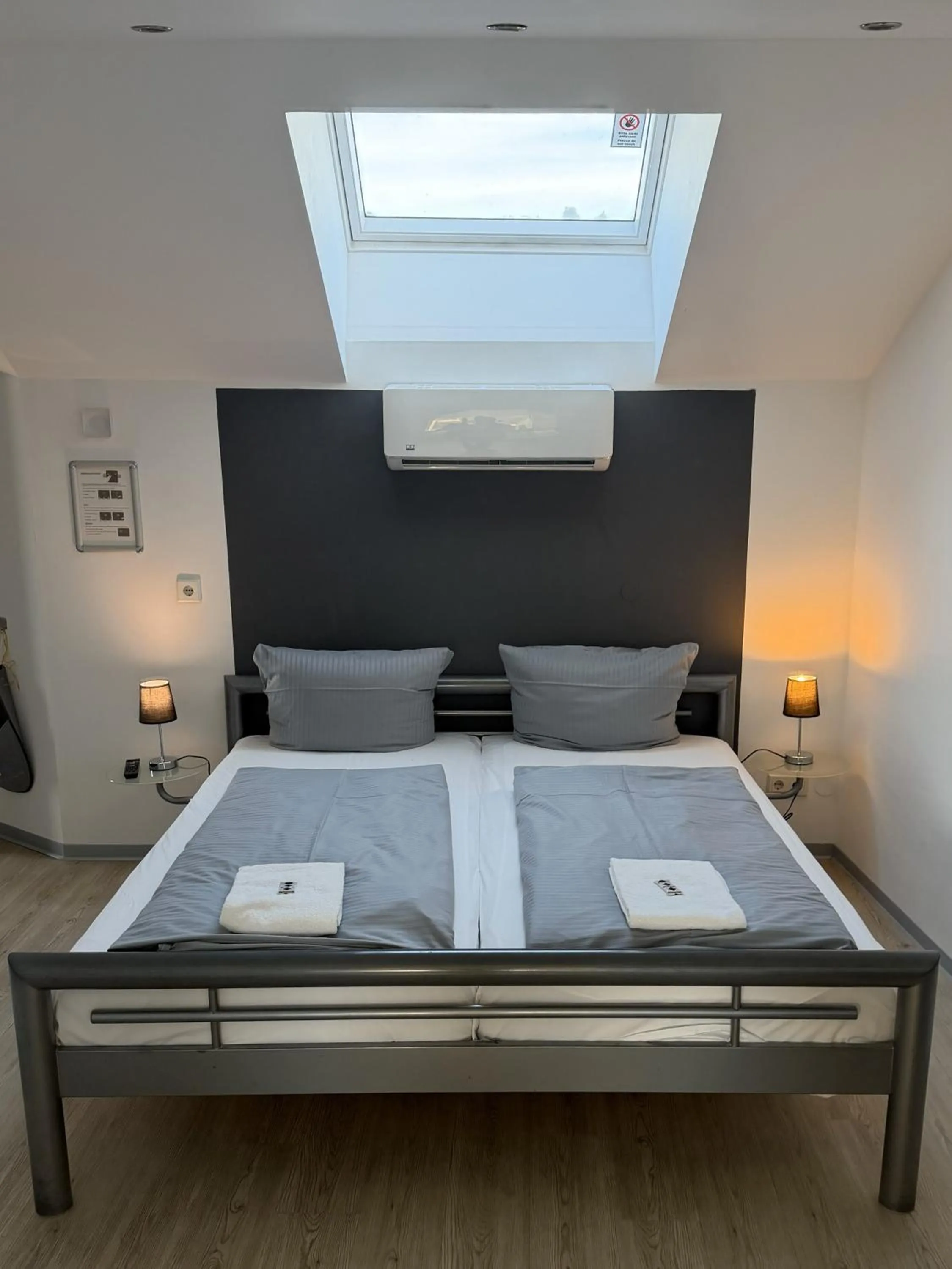 Photo of the whole room, Bed in Hotel Rühen, 24 Stunden Check in, Küche, kostenfreie Parkplätze