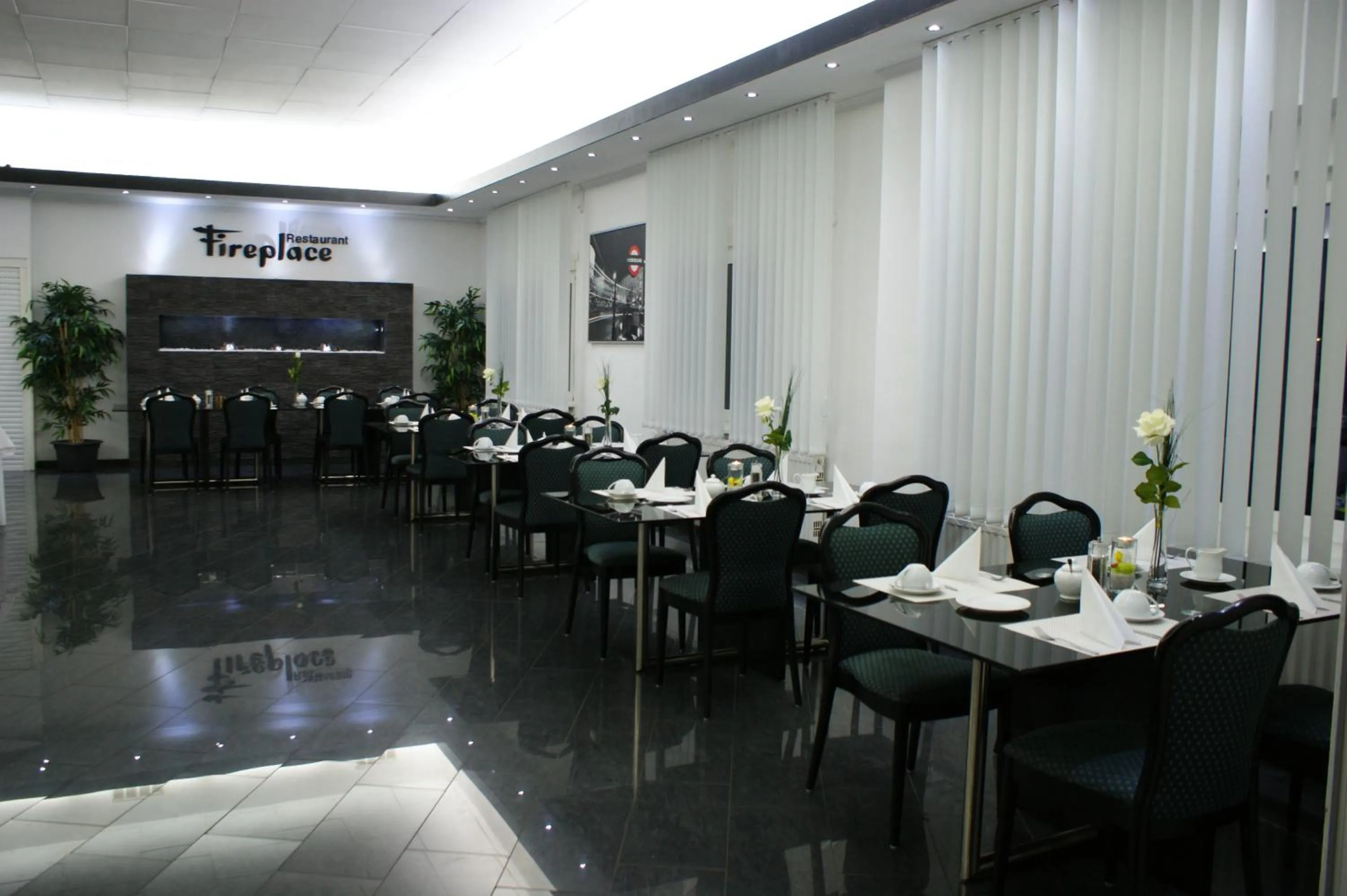 Restaurant/places to eat in Hotel Rühen, 24 Stunden Check in, Küche, kostenfreie Parkplätze