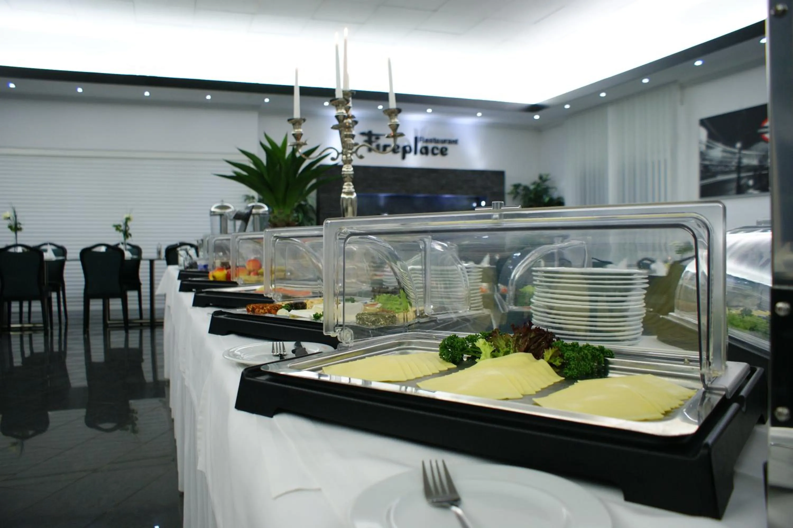 Food in Hotel Rühen, 24 Stunden Check in, Küche, kostenfreie Parkplätze