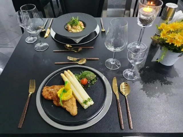 Restaurant/places to eat in Hotel Rühen, 24 Stunden Check in, Küche, kostenfreie Parkplätze