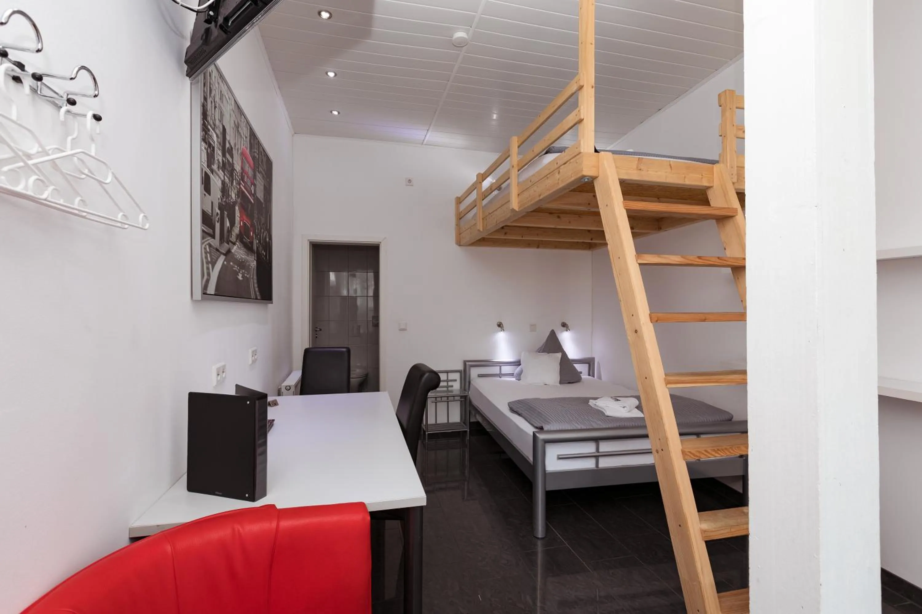 Photo of the whole room, Bed in Hotel Rühen, 24 Stunden Check in, Küche, kostenfreie Parkplätze