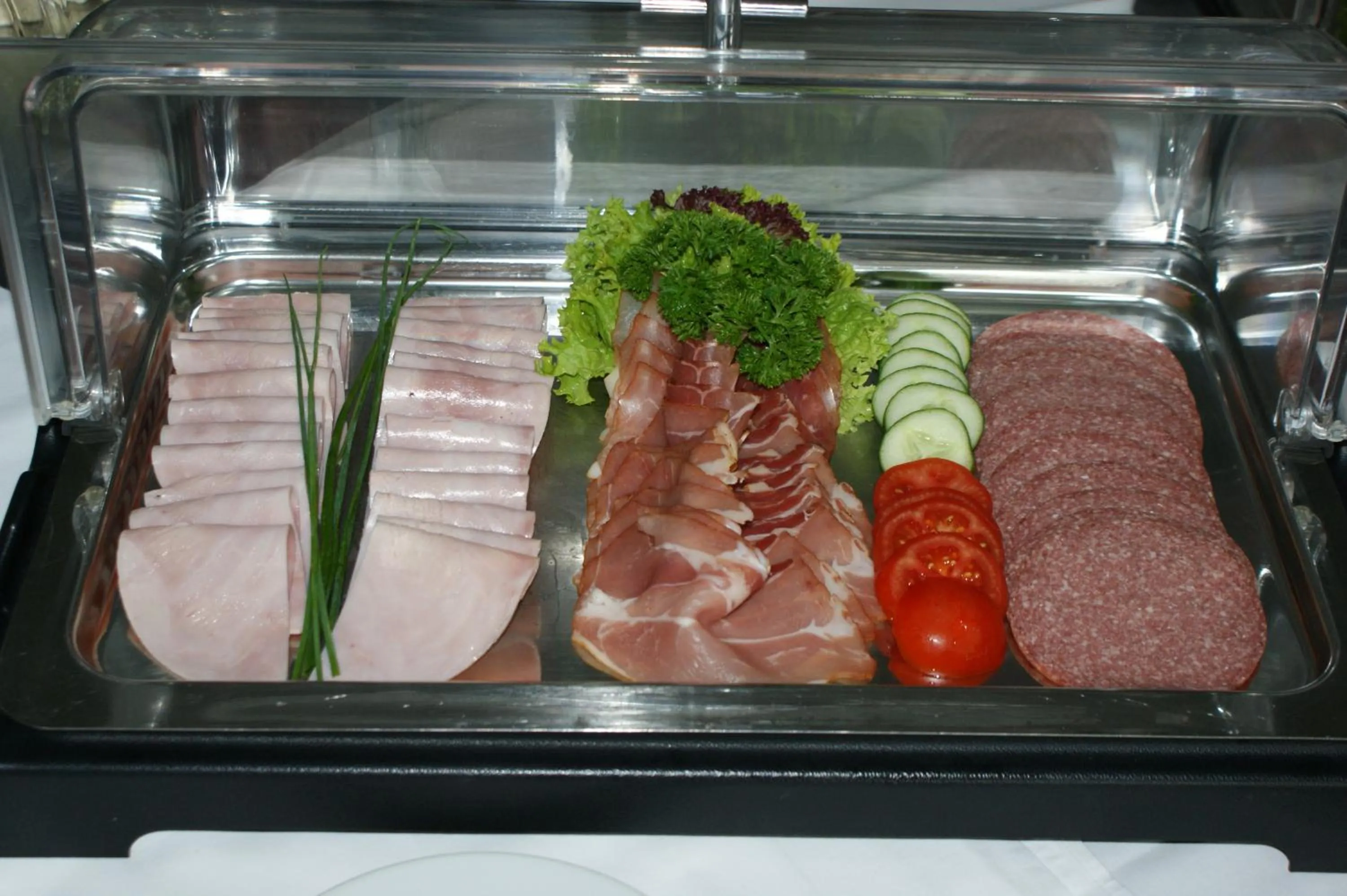 Food in Hotel Rühen, 24 Stunden Check in, Küche, kostenfreie Parkplätze