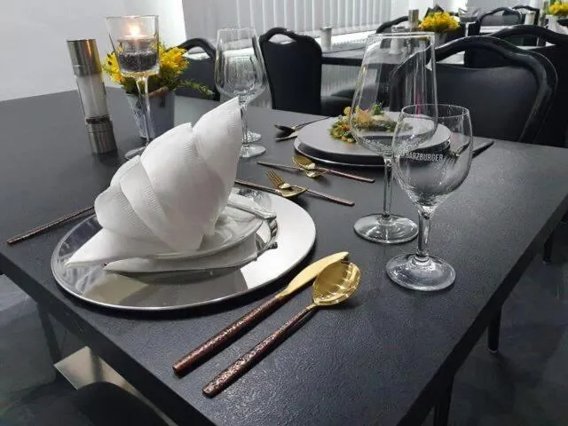 Restaurant/places to eat in Hotel Rühen, 24 Stunden Check in, Küche, kostenfreie Parkplätze