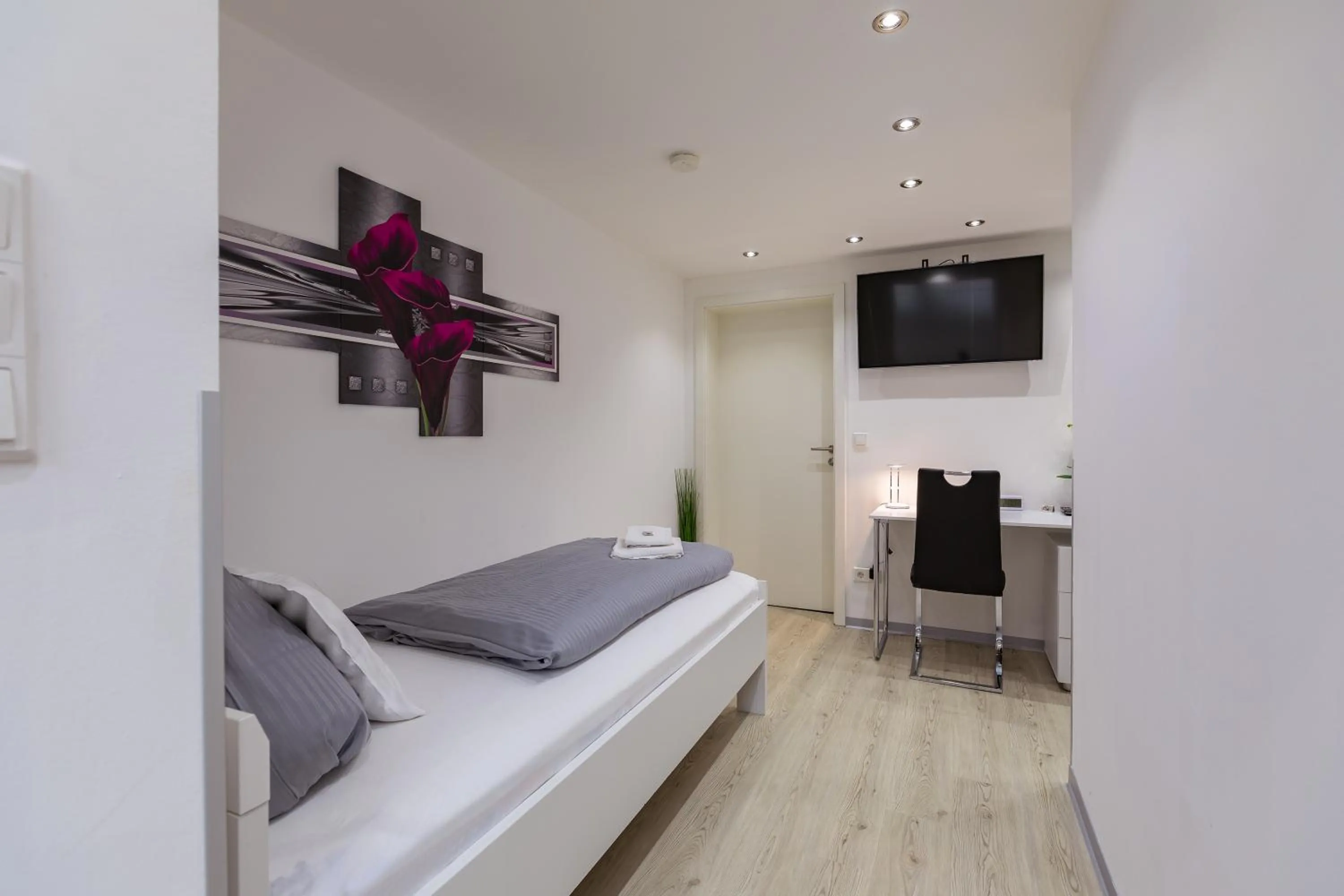 TV and multimedia, Bed in Hotel Rühen, 24 Stunden Check in, Küche, kostenfreie Parkplätze