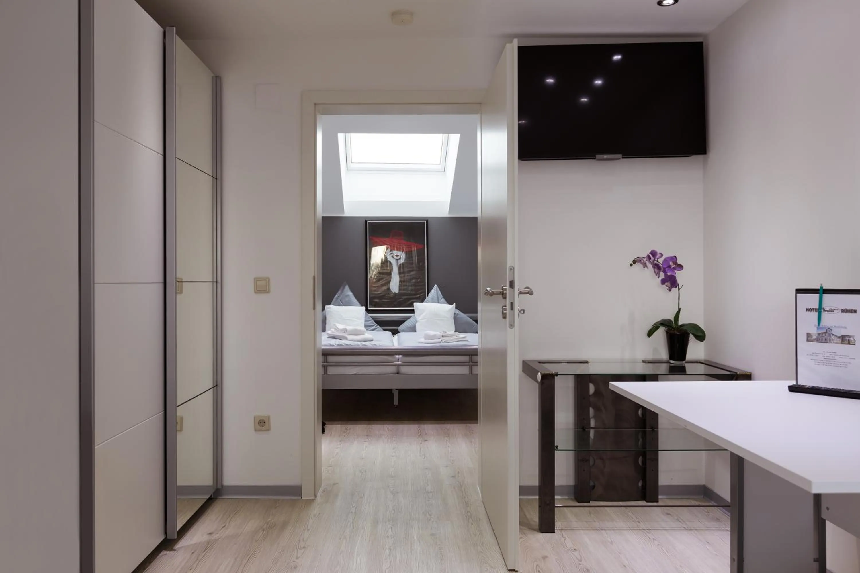 Communal lounge/ TV room, Bed in Hotel Rühen, 24 Stunden Check in, Küche, kostenfreie Parkplätze