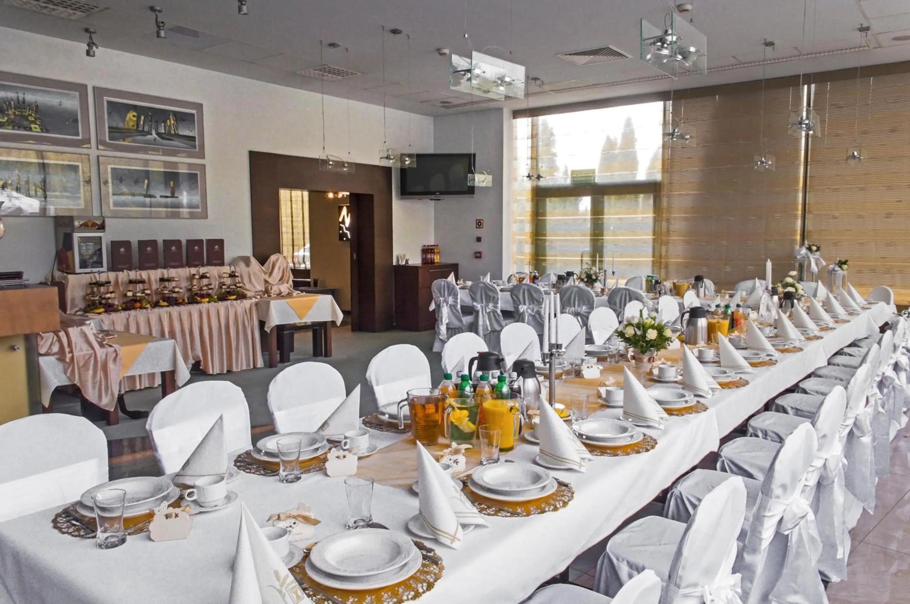 Restaurant/places to eat in Hotel Neo