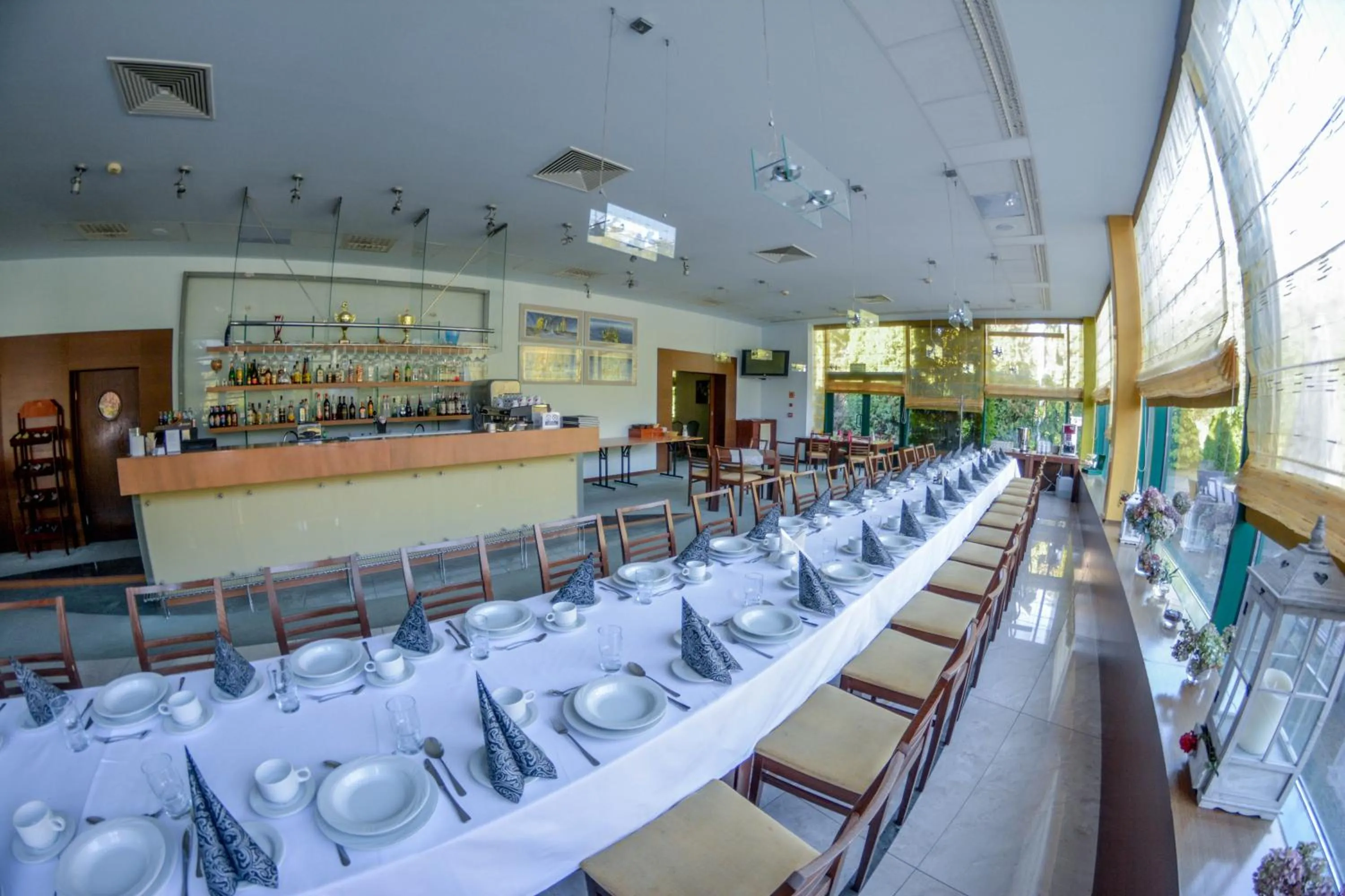 Restaurant/places to eat in Hotel Neo