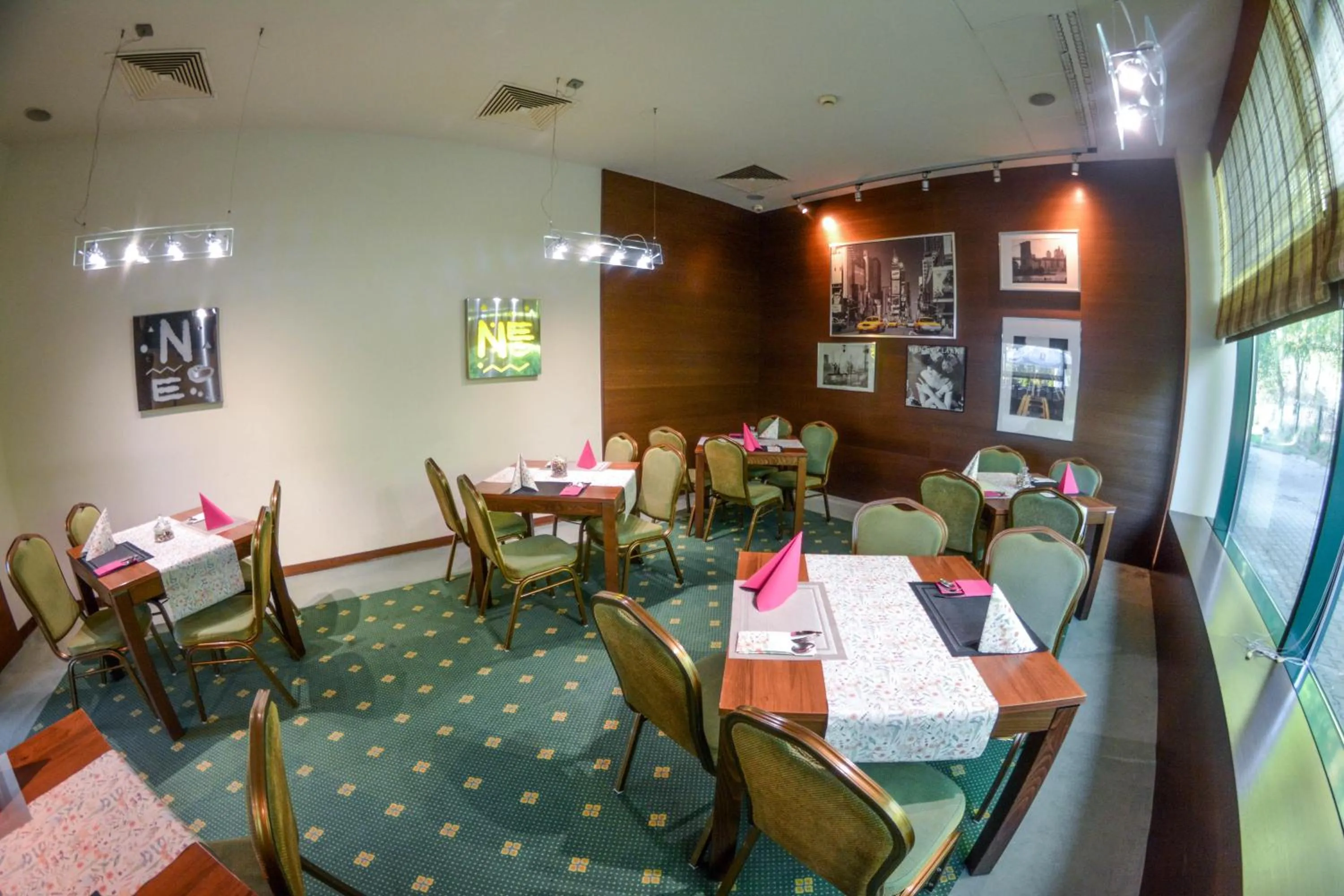 Restaurant/places to eat in Hotel Neo