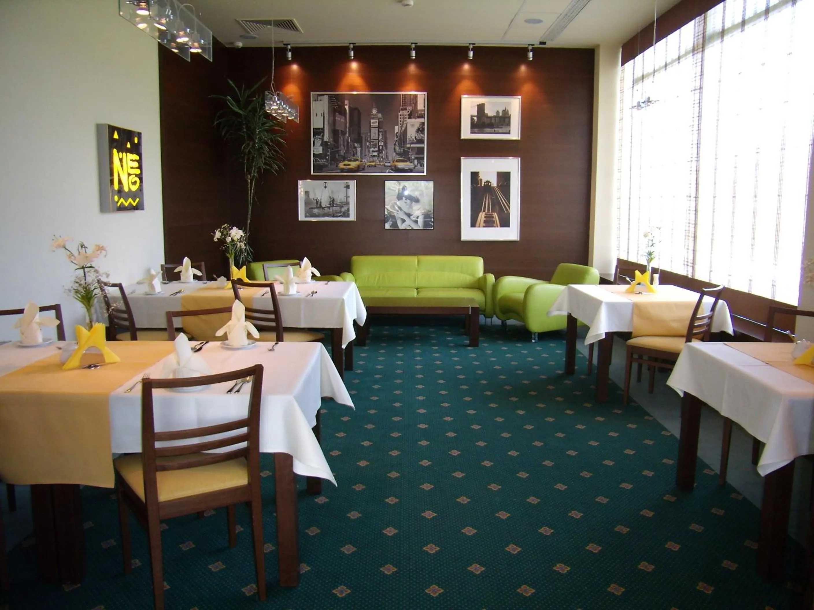 Restaurant/places to eat in Hotel Neo