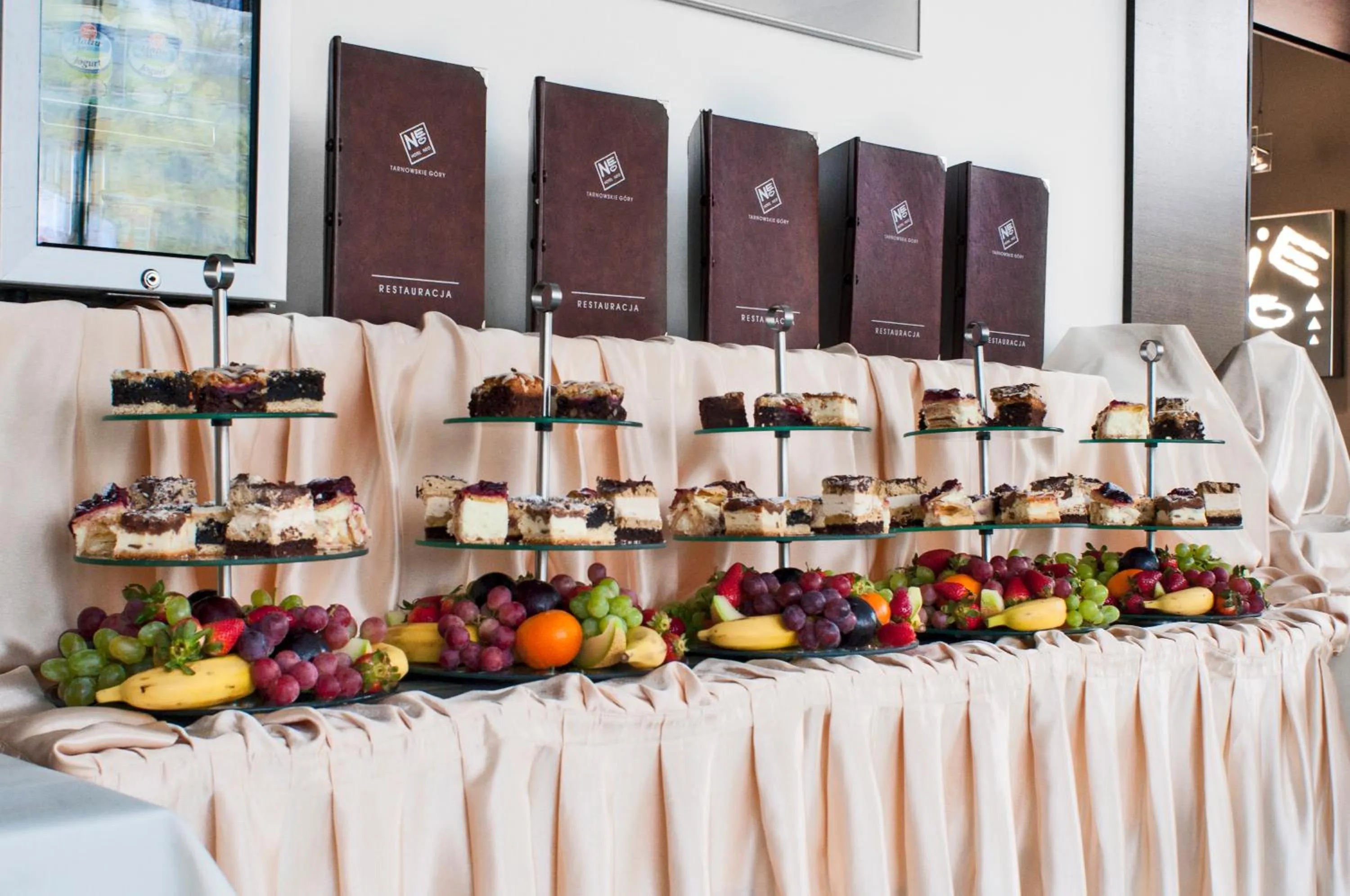 Restaurant/places to eat in Hotel Neo