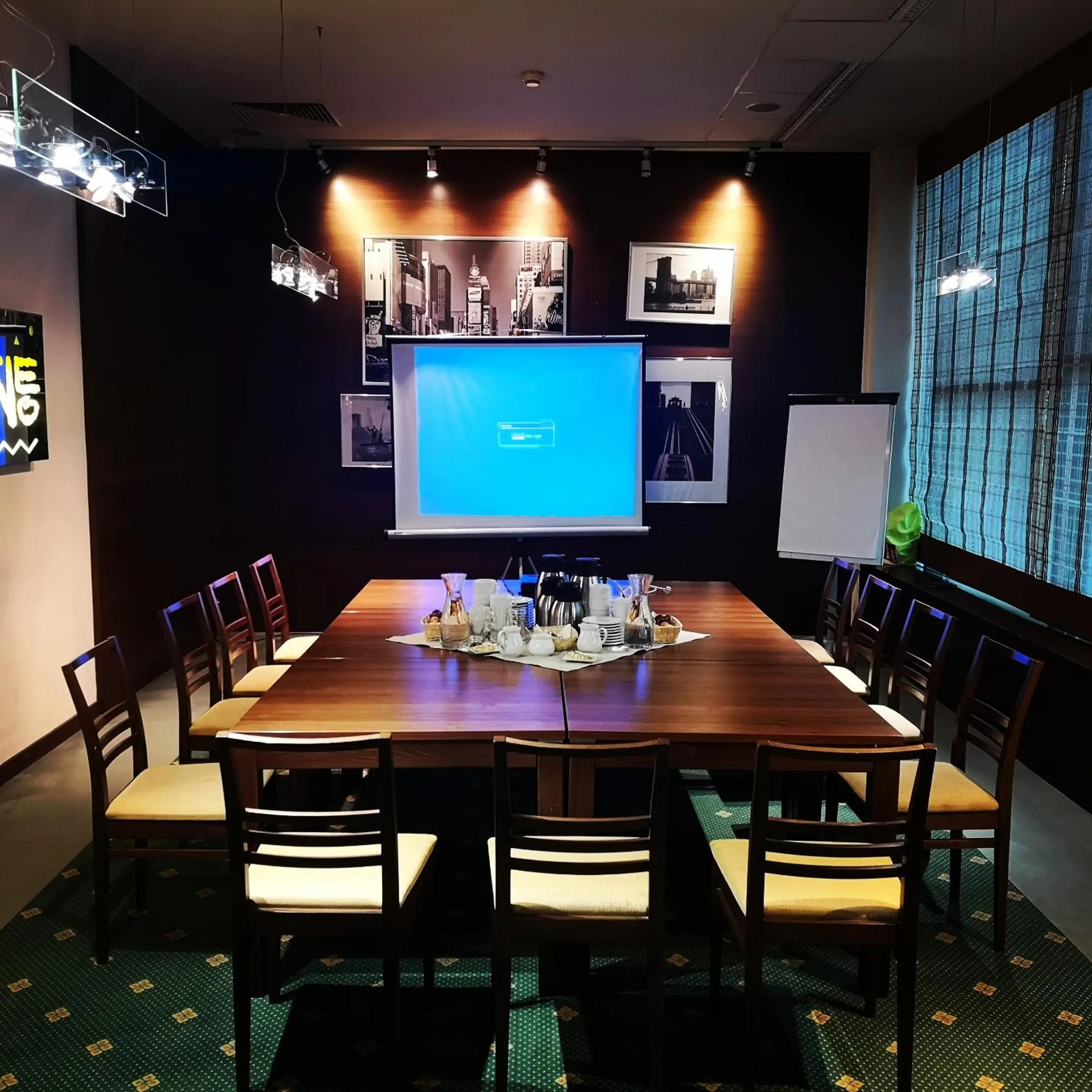 Restaurant/places to eat in Hotel Neo