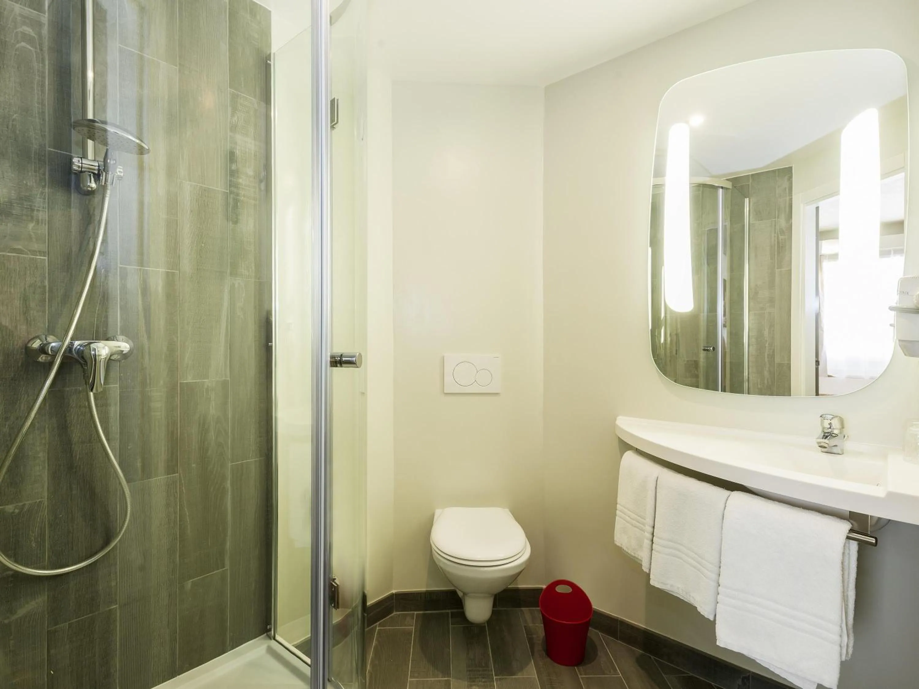 Bedroom in Ibis Granada