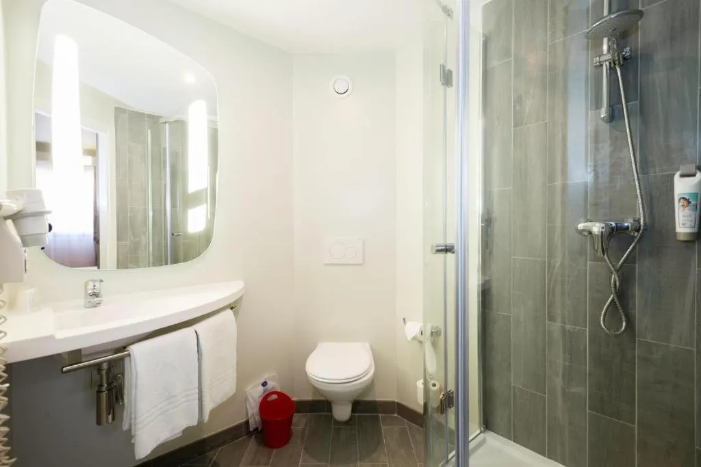 Shower in Ibis Granada