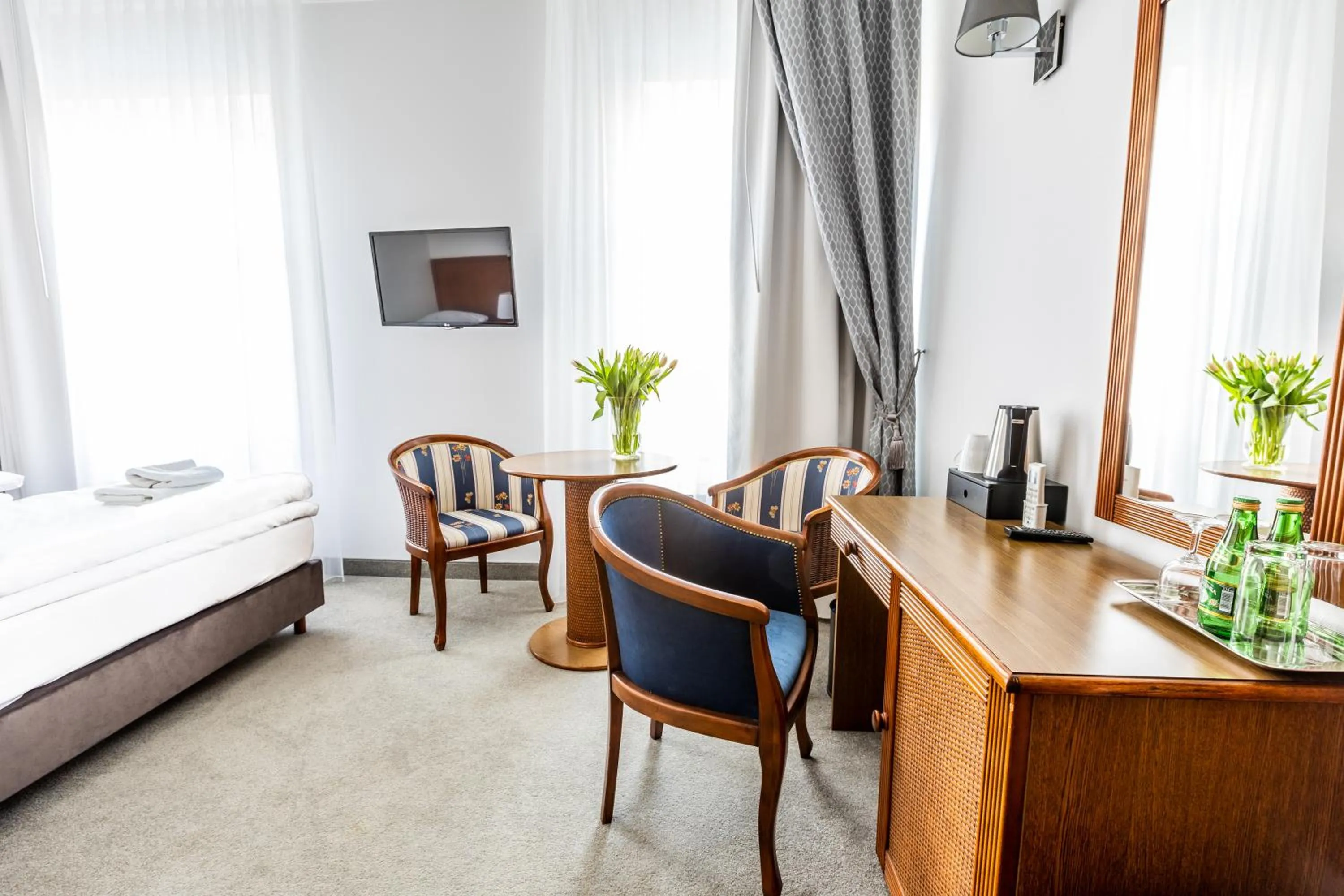 Communal lounge/ TV room in Hotel Pod Złotą Różą