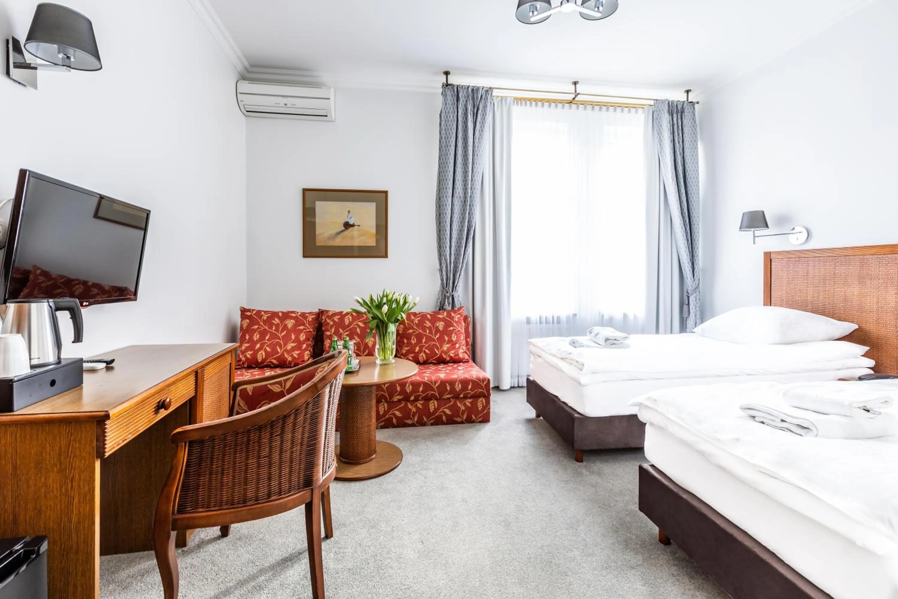 Communal lounge/ TV room, Bed in Hotel Pod Złotą Różą