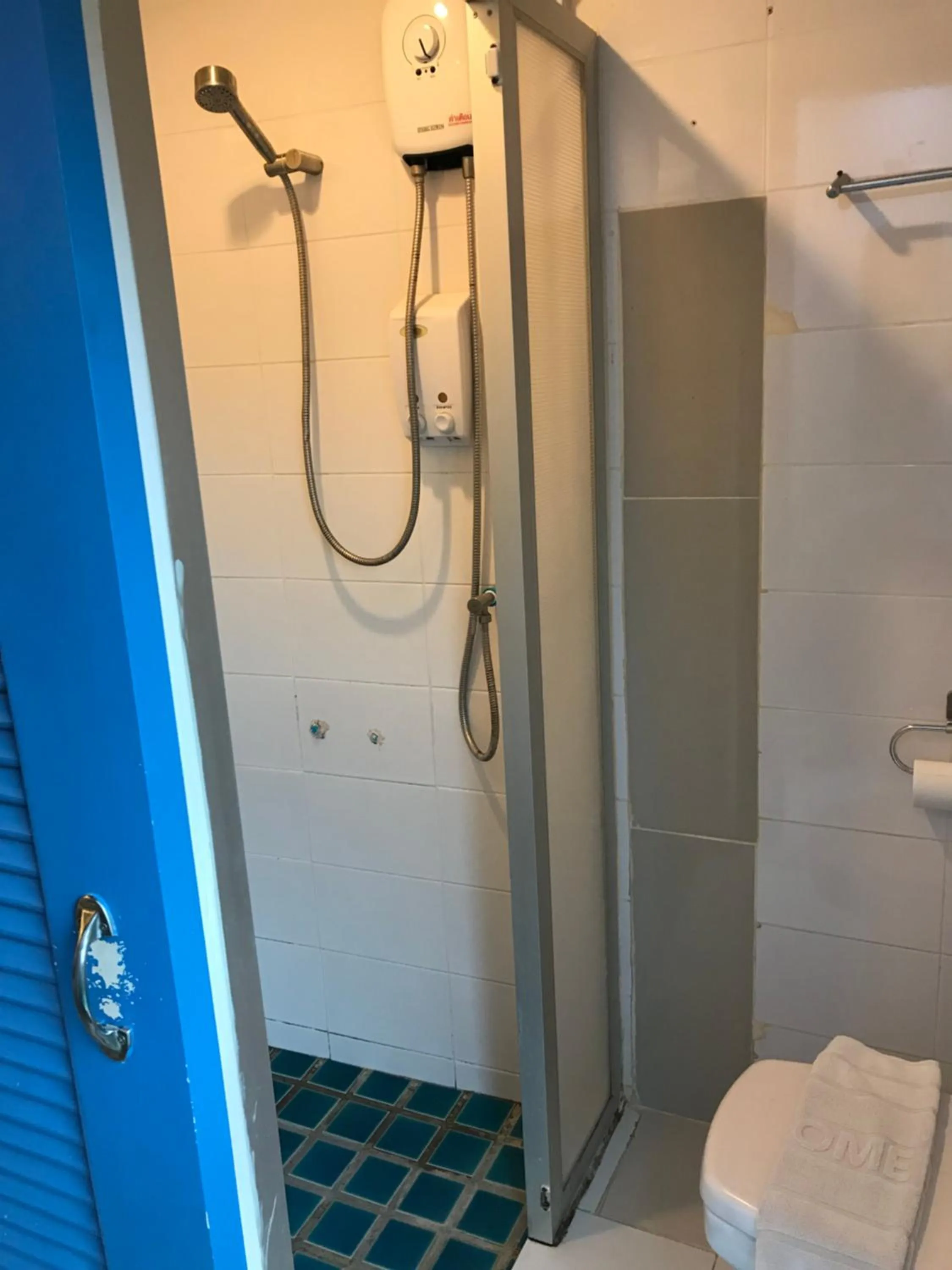 Shower in L42 Hostel Suvarnabhumi Airport