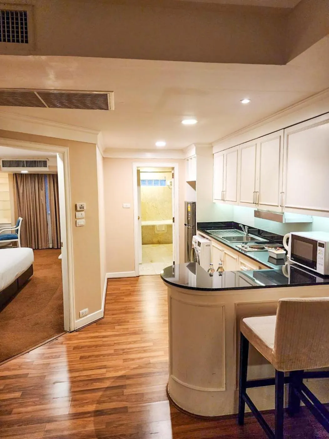 Bedroom, Kitchen/Kitchenette in Royal President Bangkok
