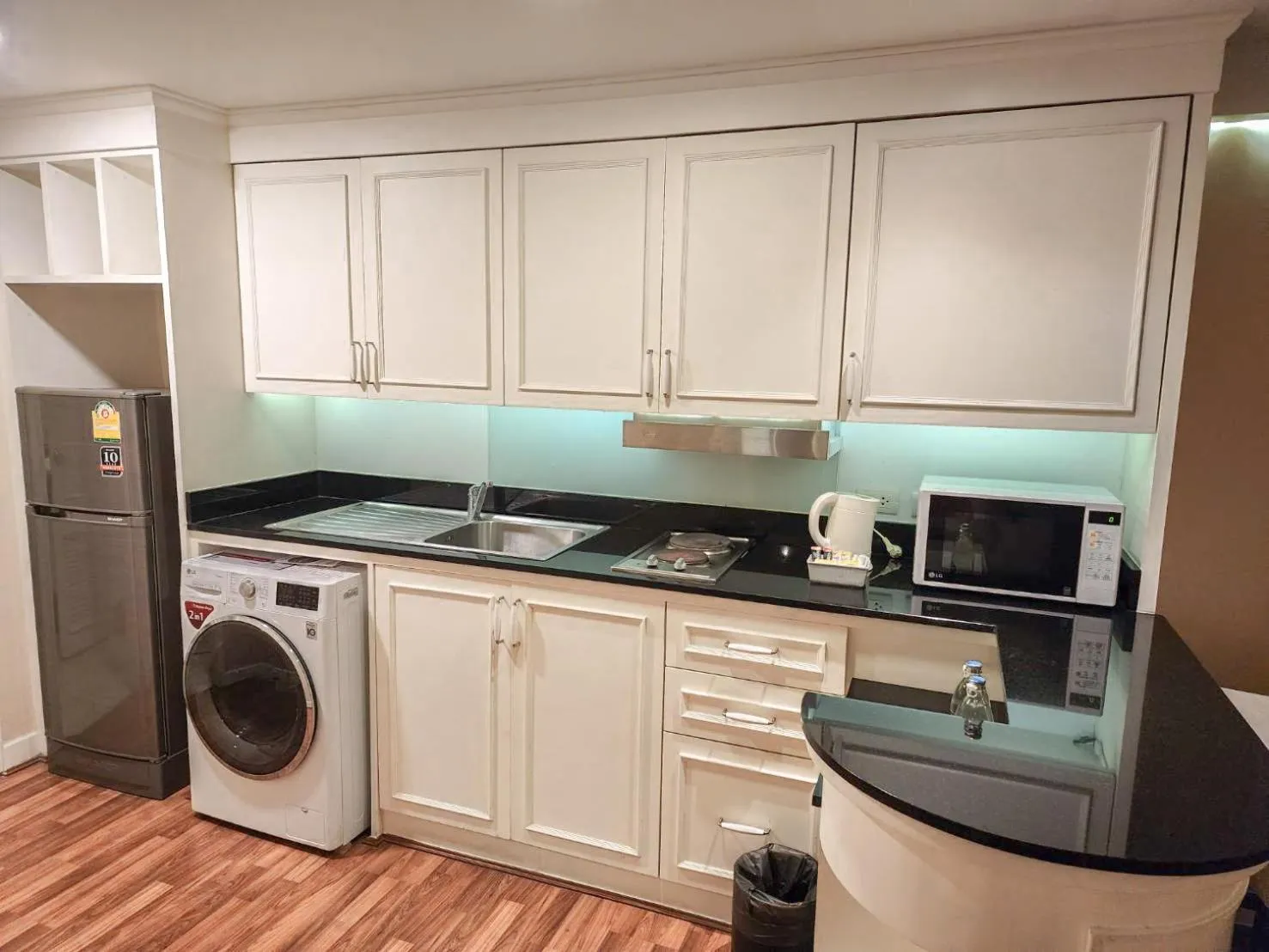 washing machine, Kitchen/Kitchenette in Royal President Bangkok