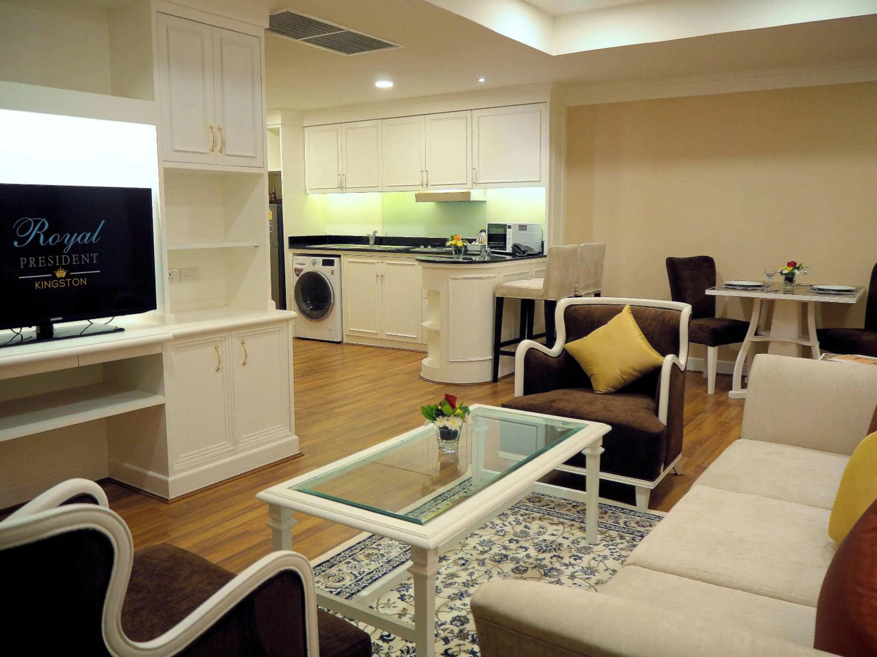 Living room, Kitchen/Kitchenette in Royal President Bangkok