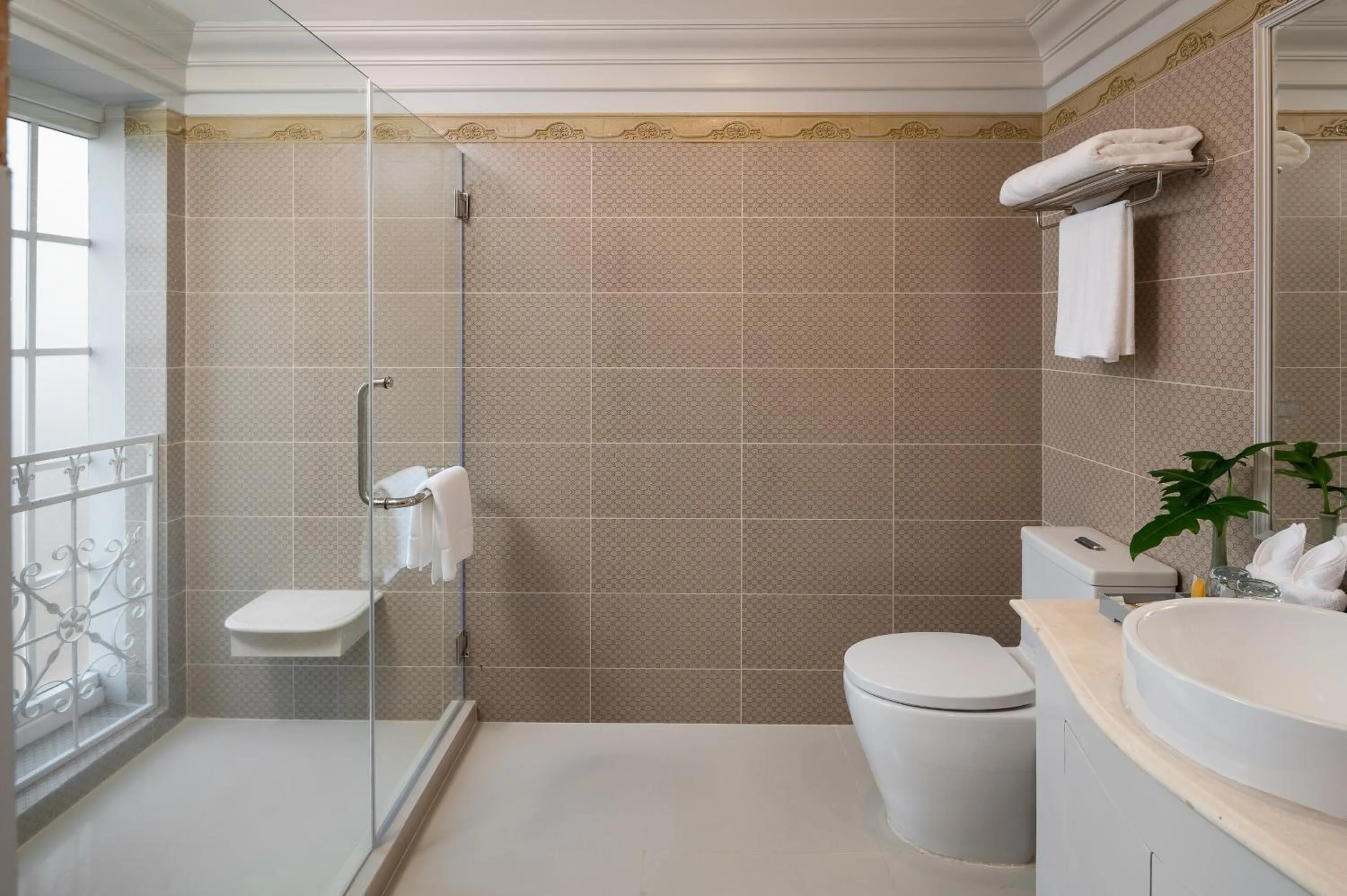 Bathroom in Royal President Bangkok