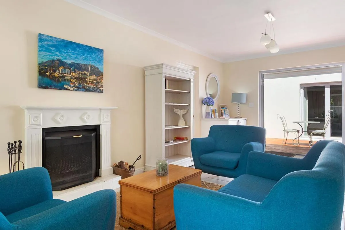 Communal lounge/ TV room in Morningside Cottage