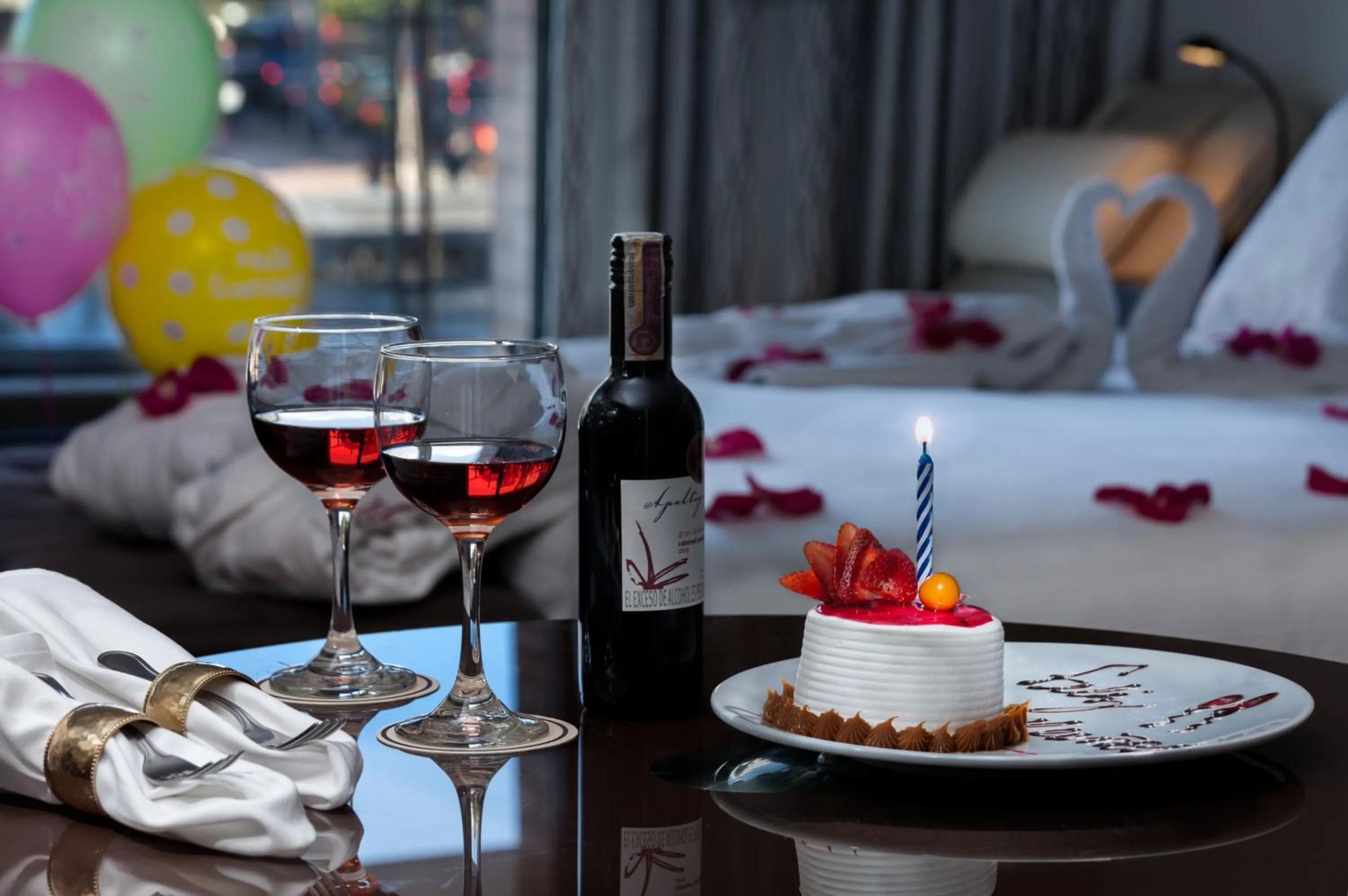 Alcoholic drinks, Bed in Hotel Jazz Apartments