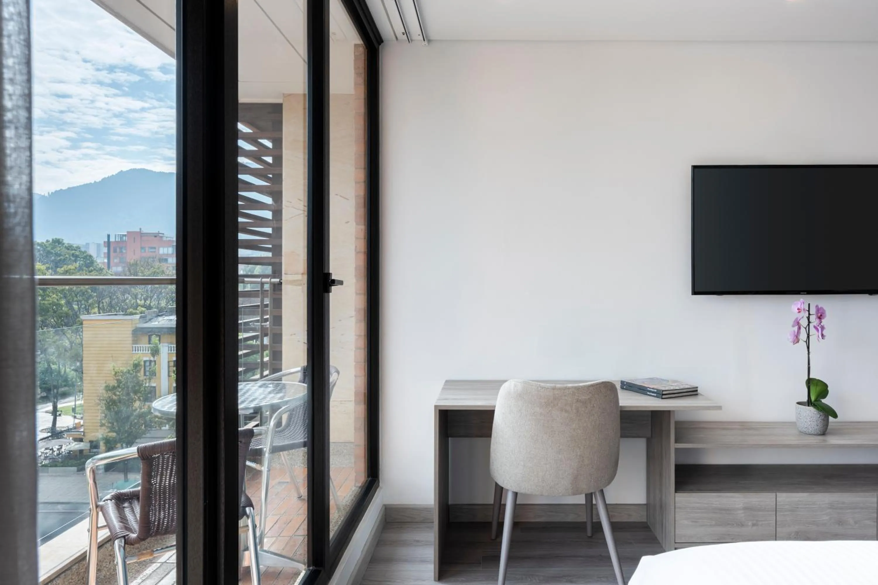 Communal lounge/ TV room in Hotel Jazz Apartments