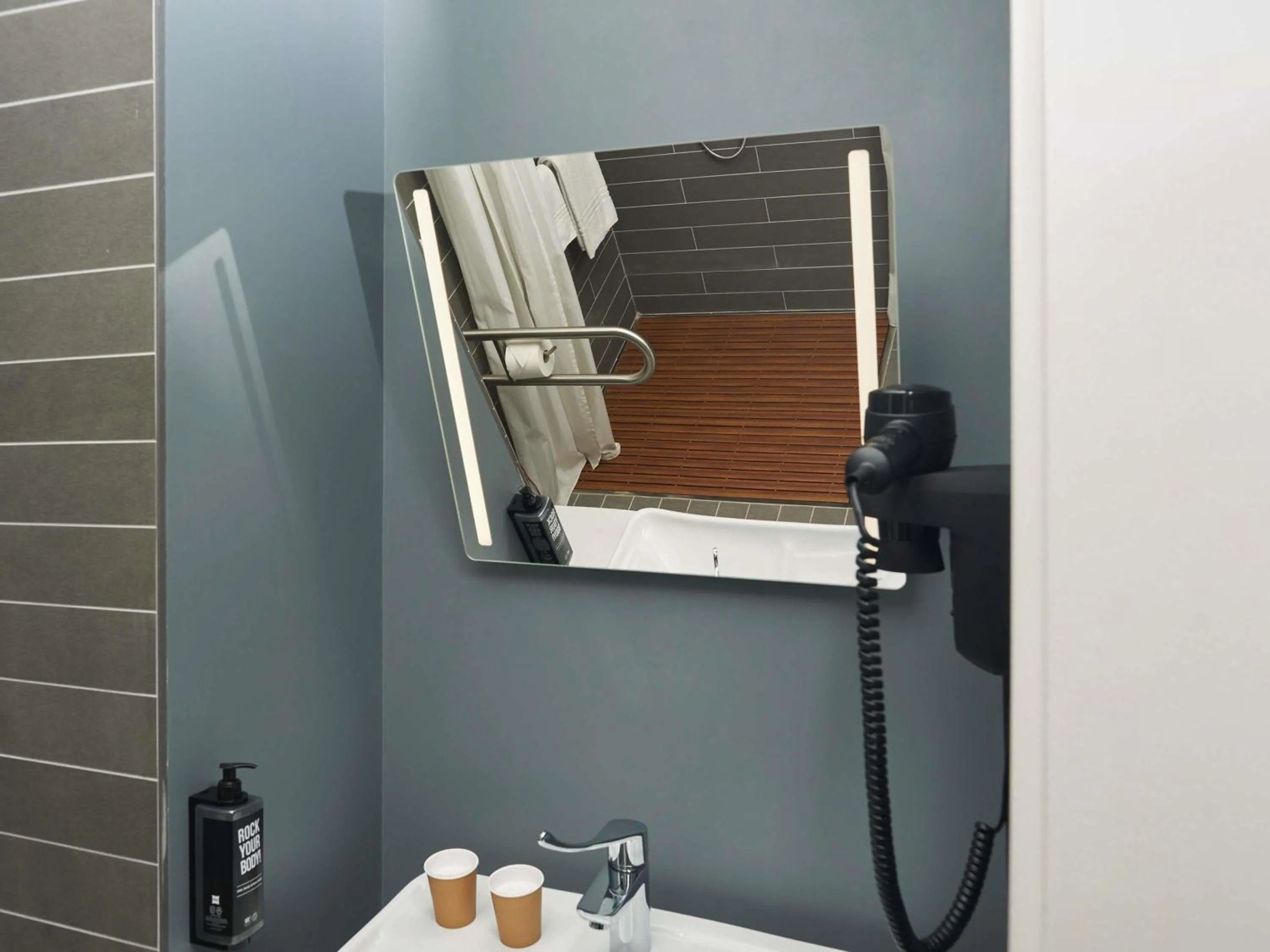 Bedroom in Ibis Madrid Aeropuerto Barajas