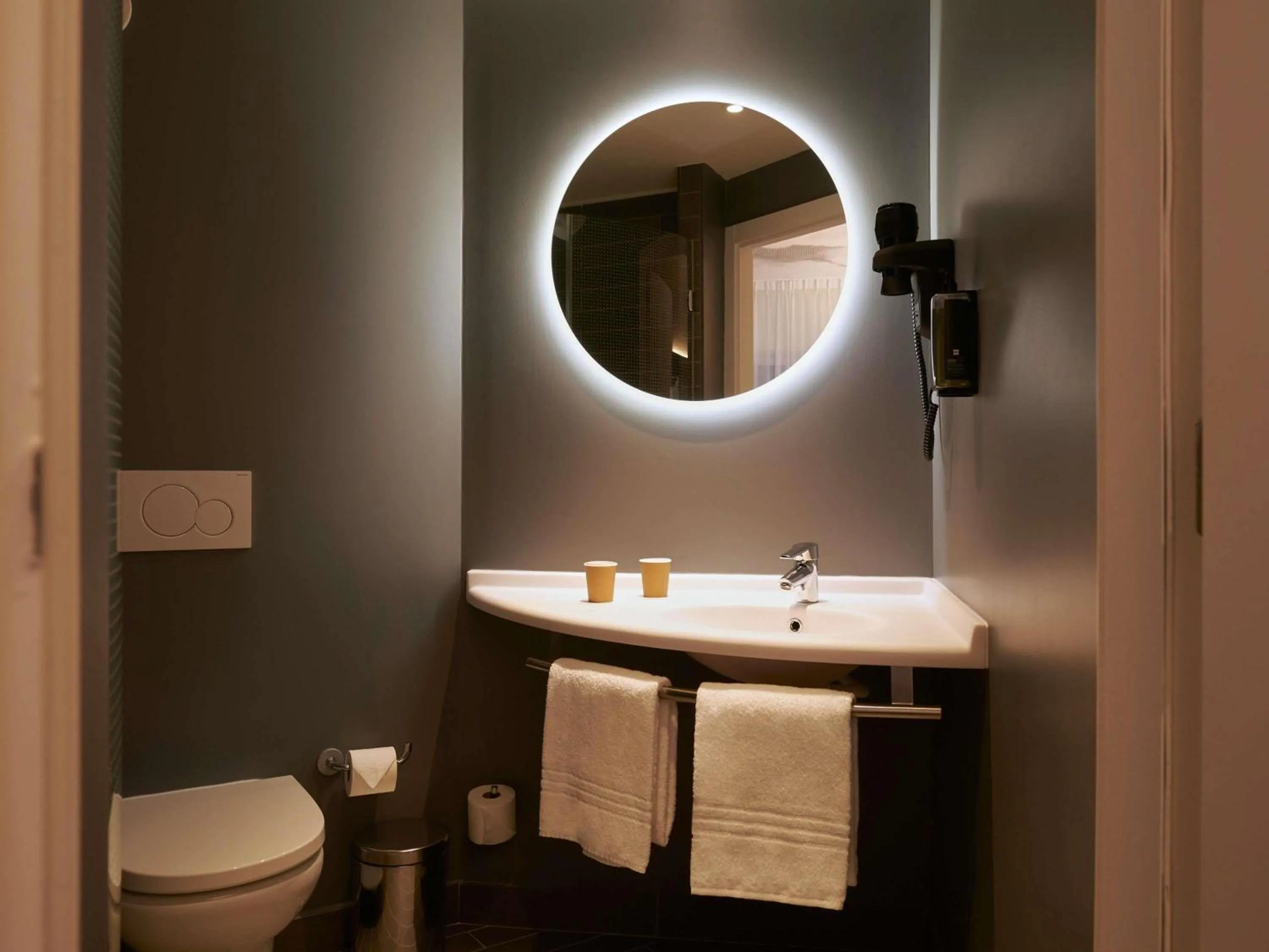 Bedroom in Ibis Madrid Aeropuerto Barajas