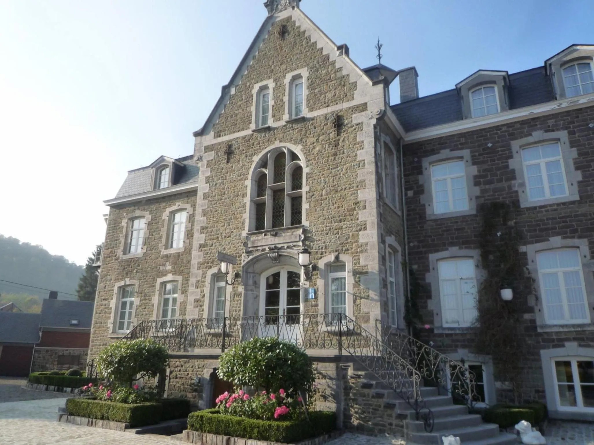 Facade/entrance in Le Château de Rendeux