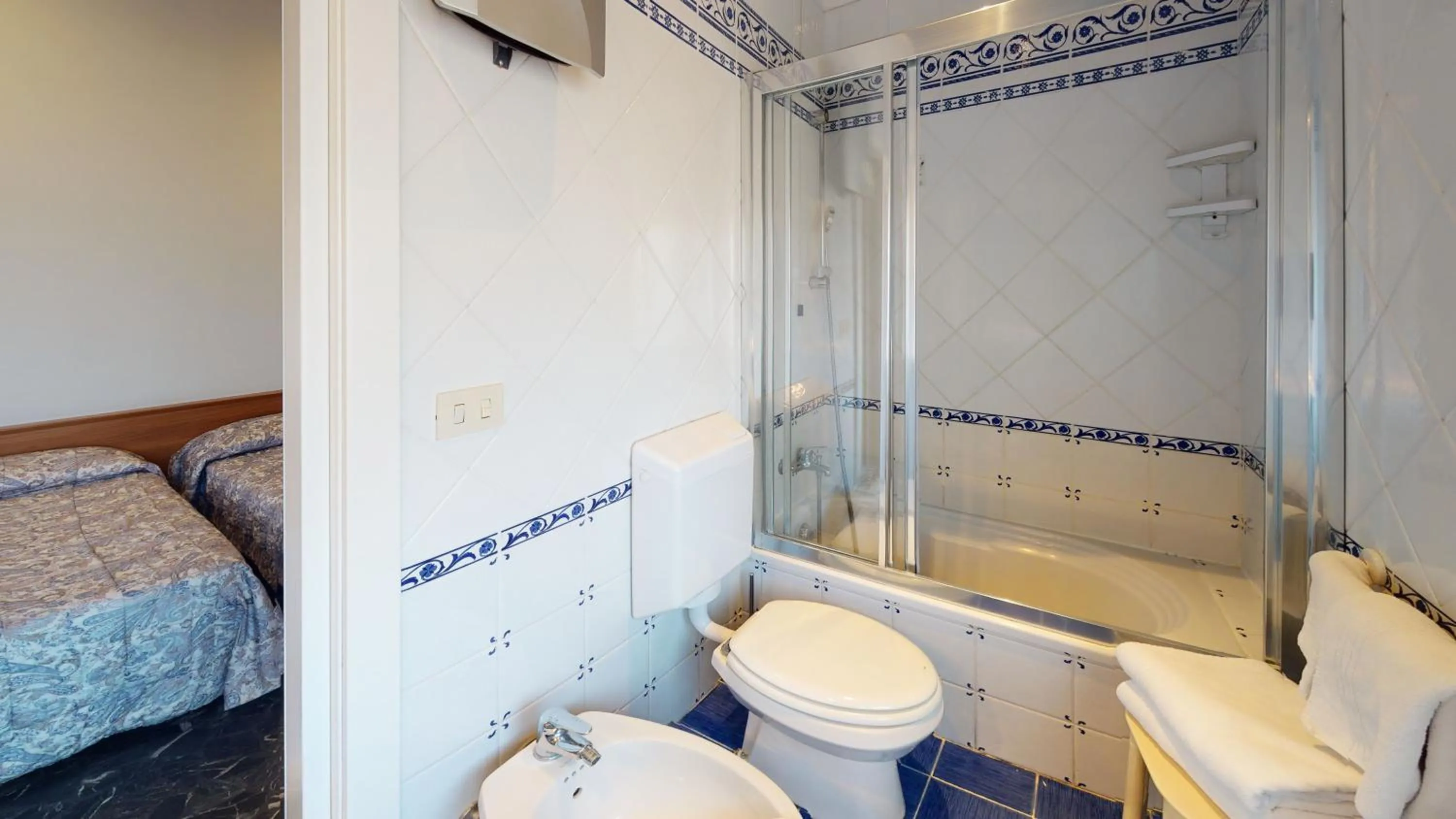 Toilet, Bed in Hotel Zunino