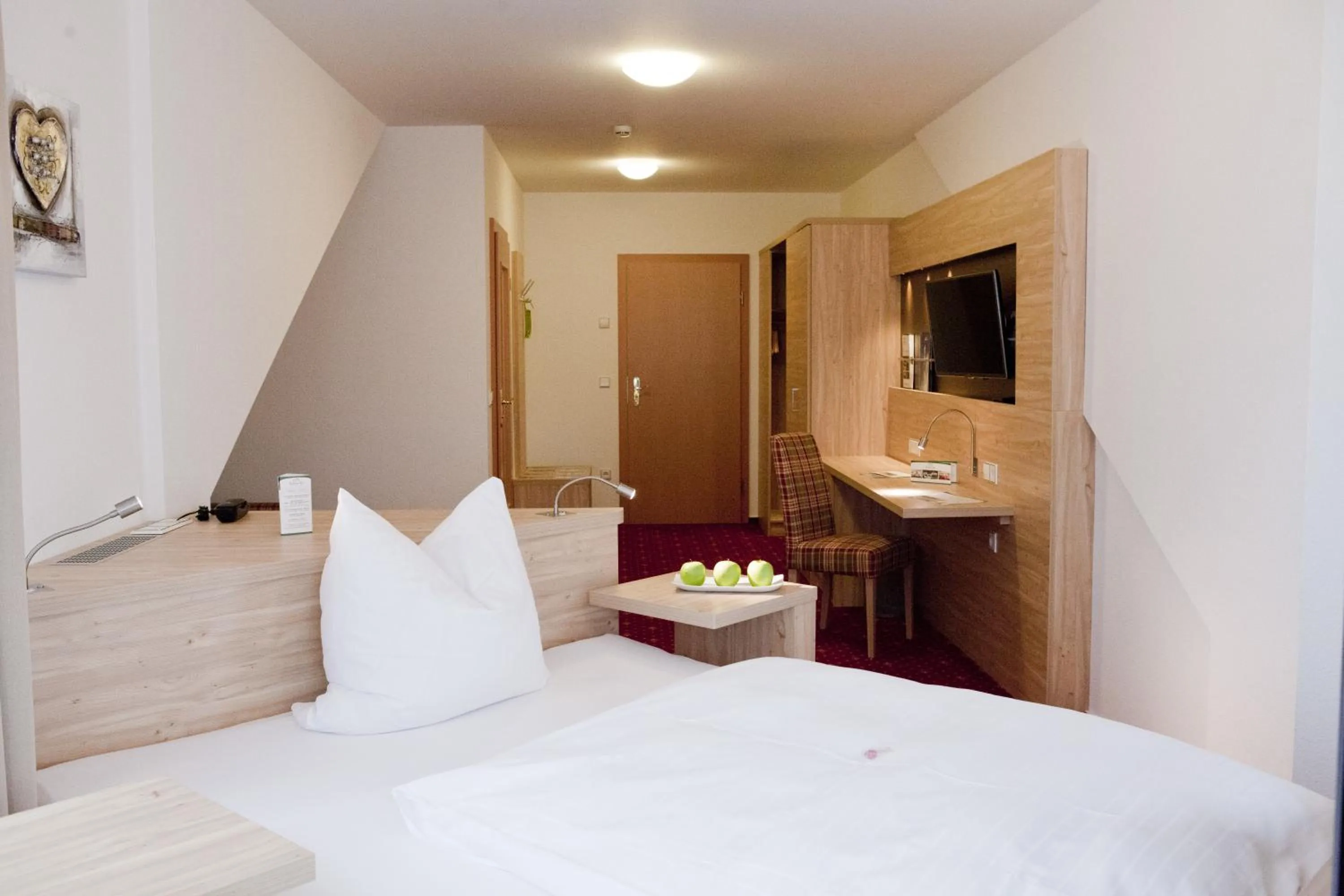 Photo of the whole room, Bed in Edelfinger Hof