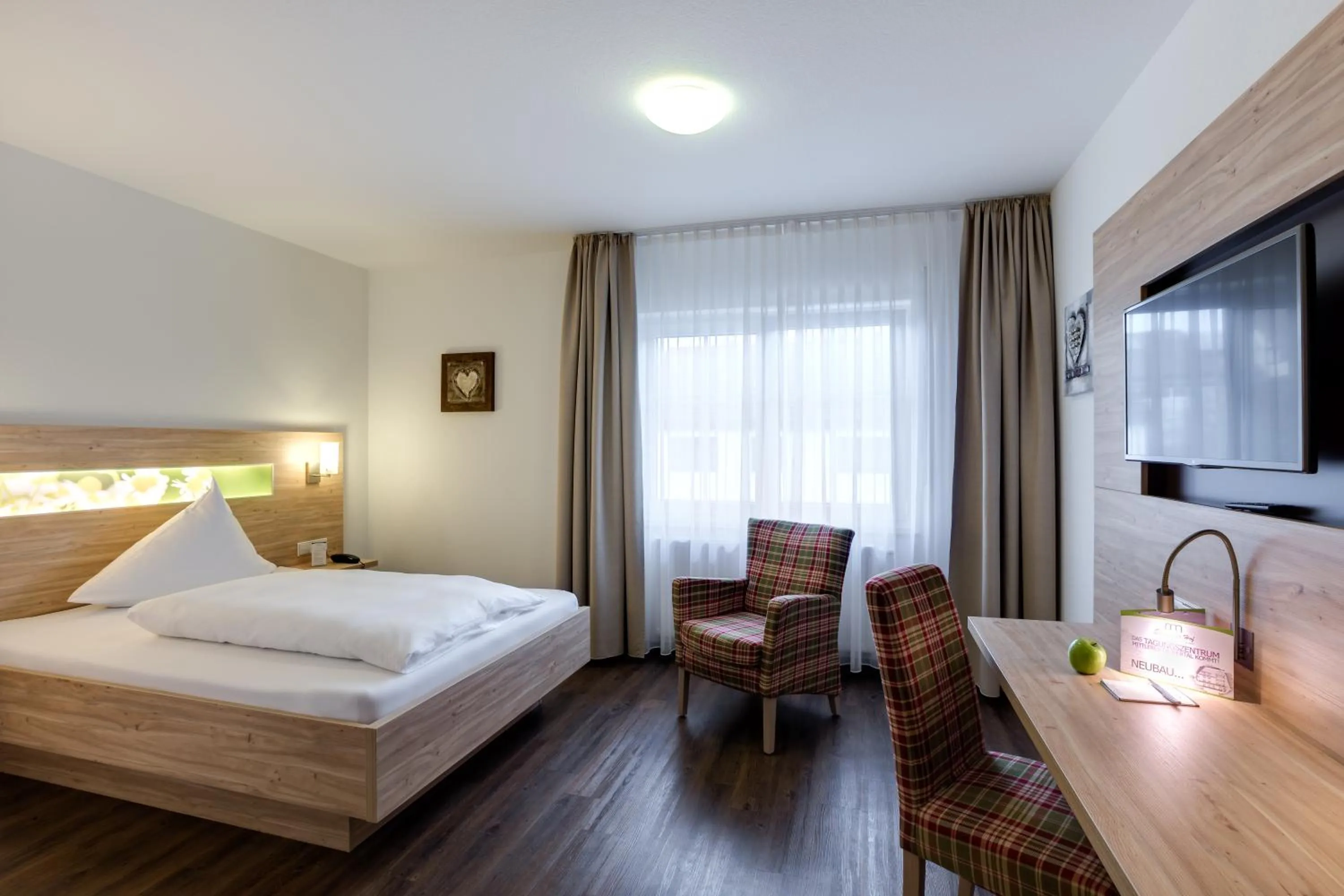 Photo of the whole room, Bed in Edelfinger Hof