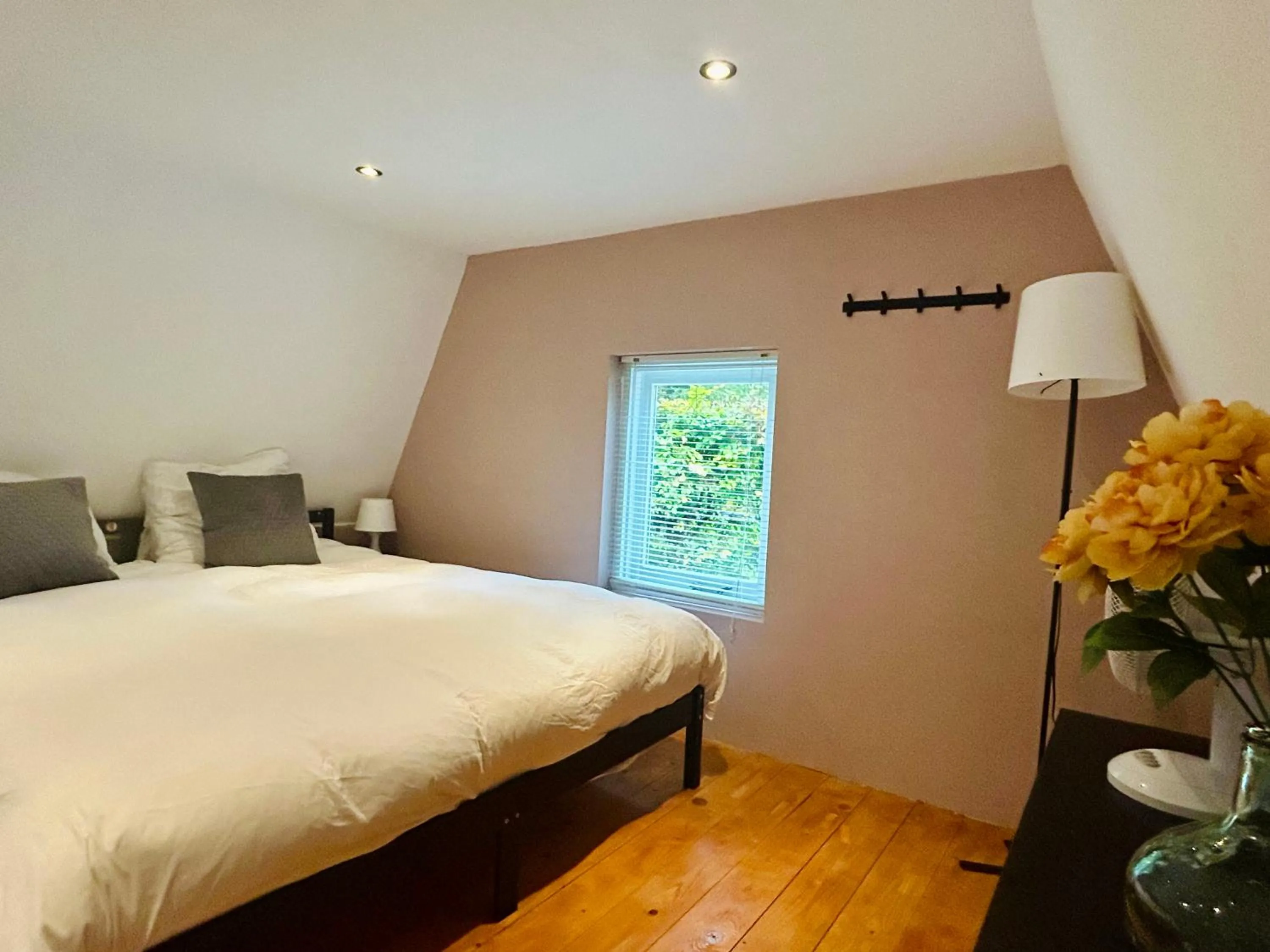 Bed in In de aap gelogeerd