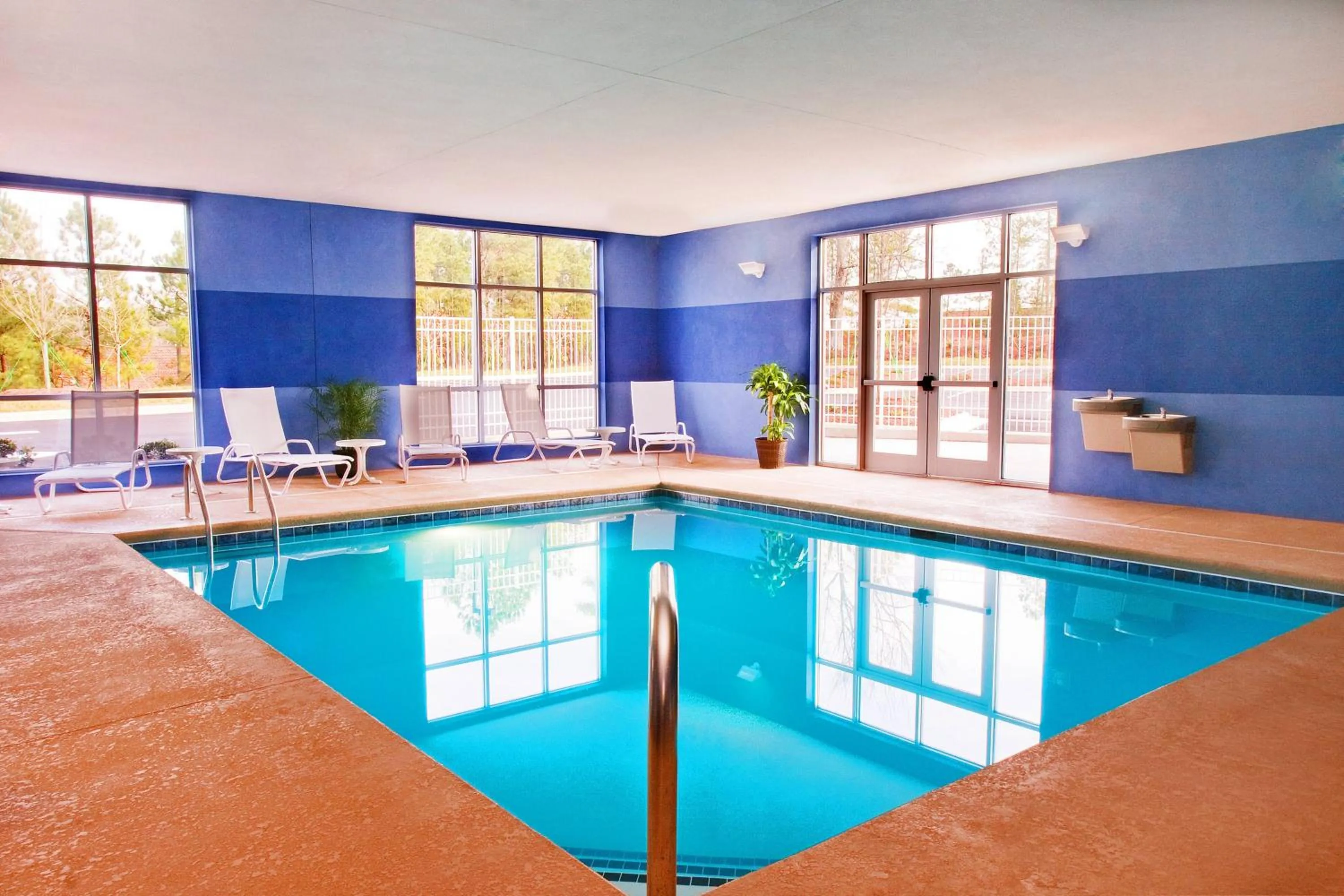 Swimming pool in Four Points by Sheraton Raleigh Durham Airport