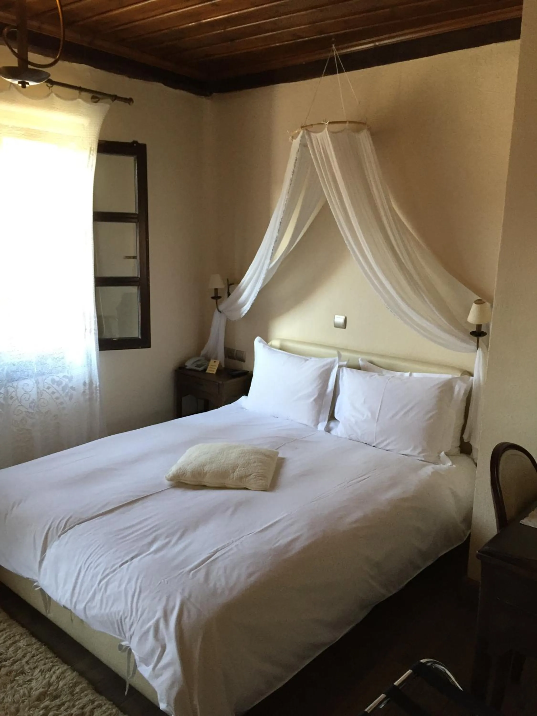 Bed in Varosi 4 Seasons