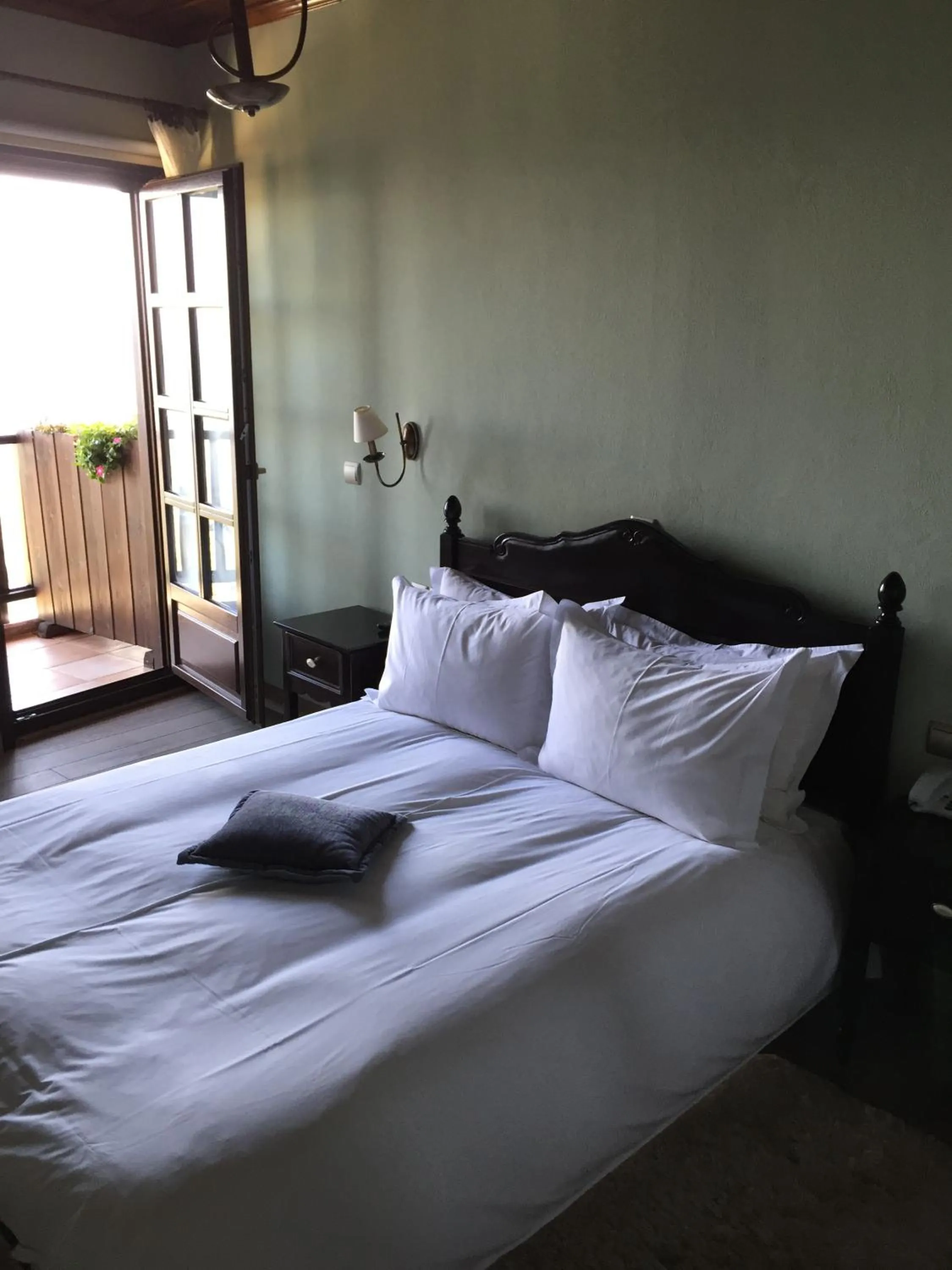 Bed in Varosi 4 Seasons