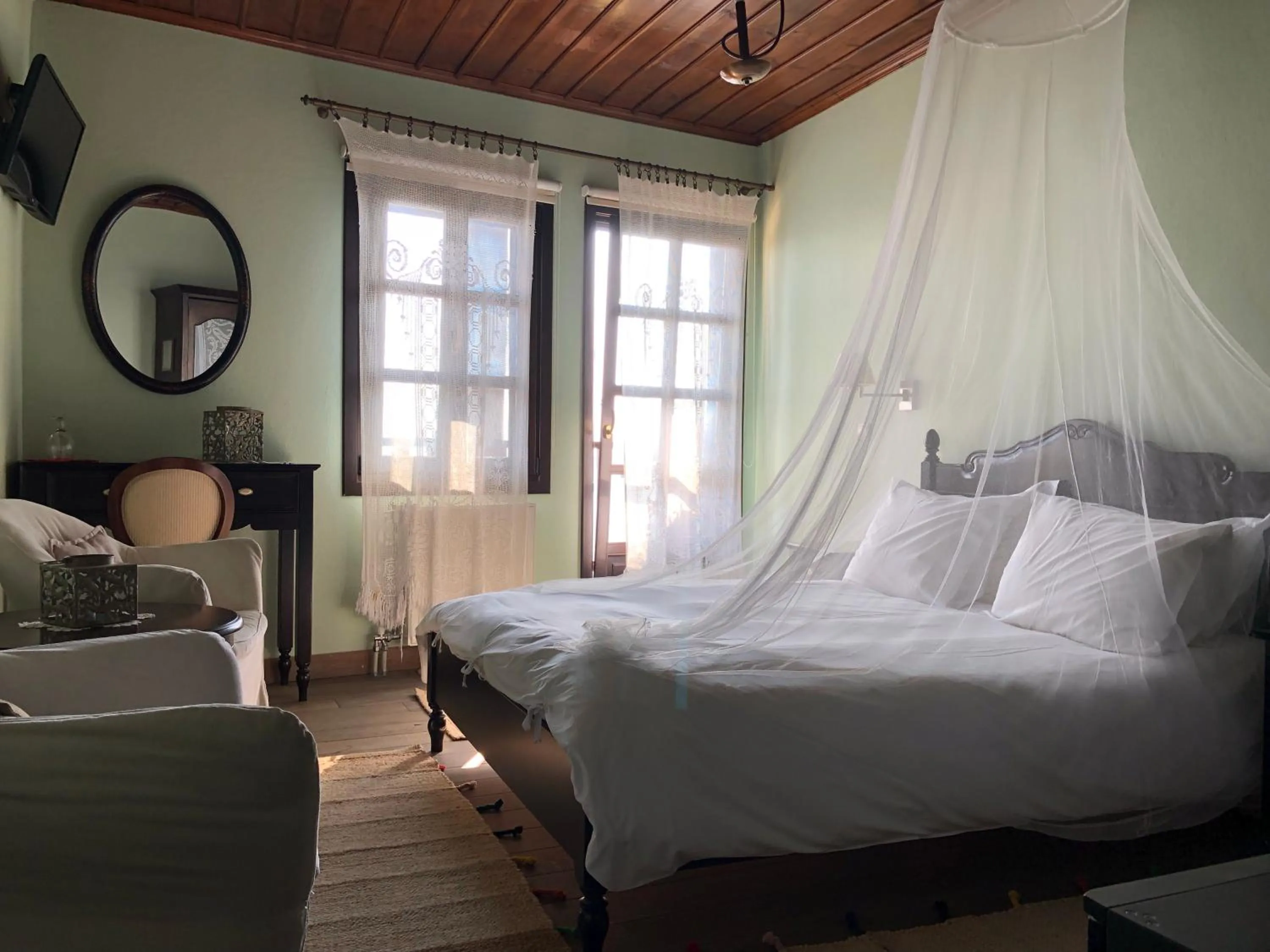 Photo of the whole room, Bed in Varosi 4 Seasons
