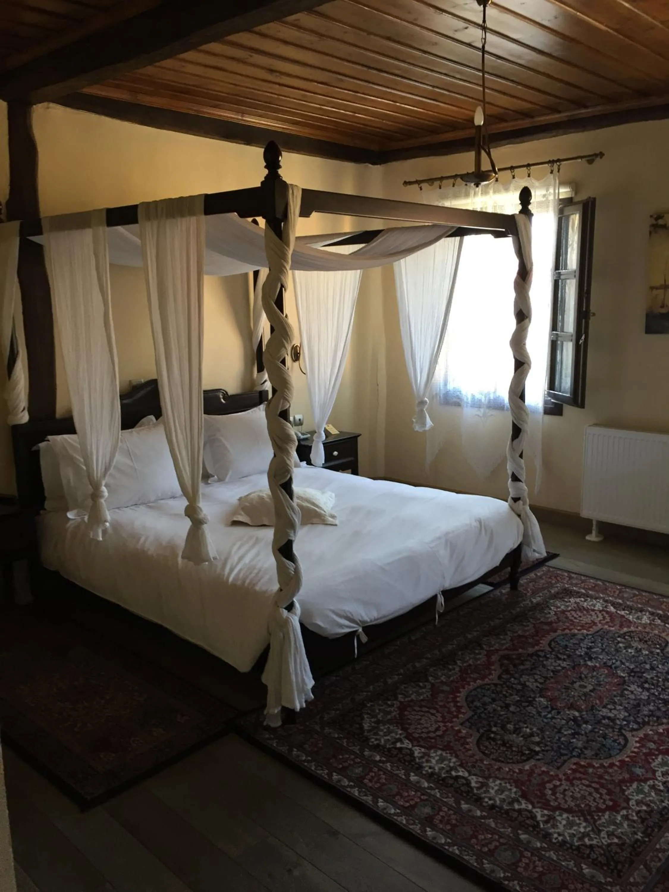 Bed in Varosi 4 Seasons